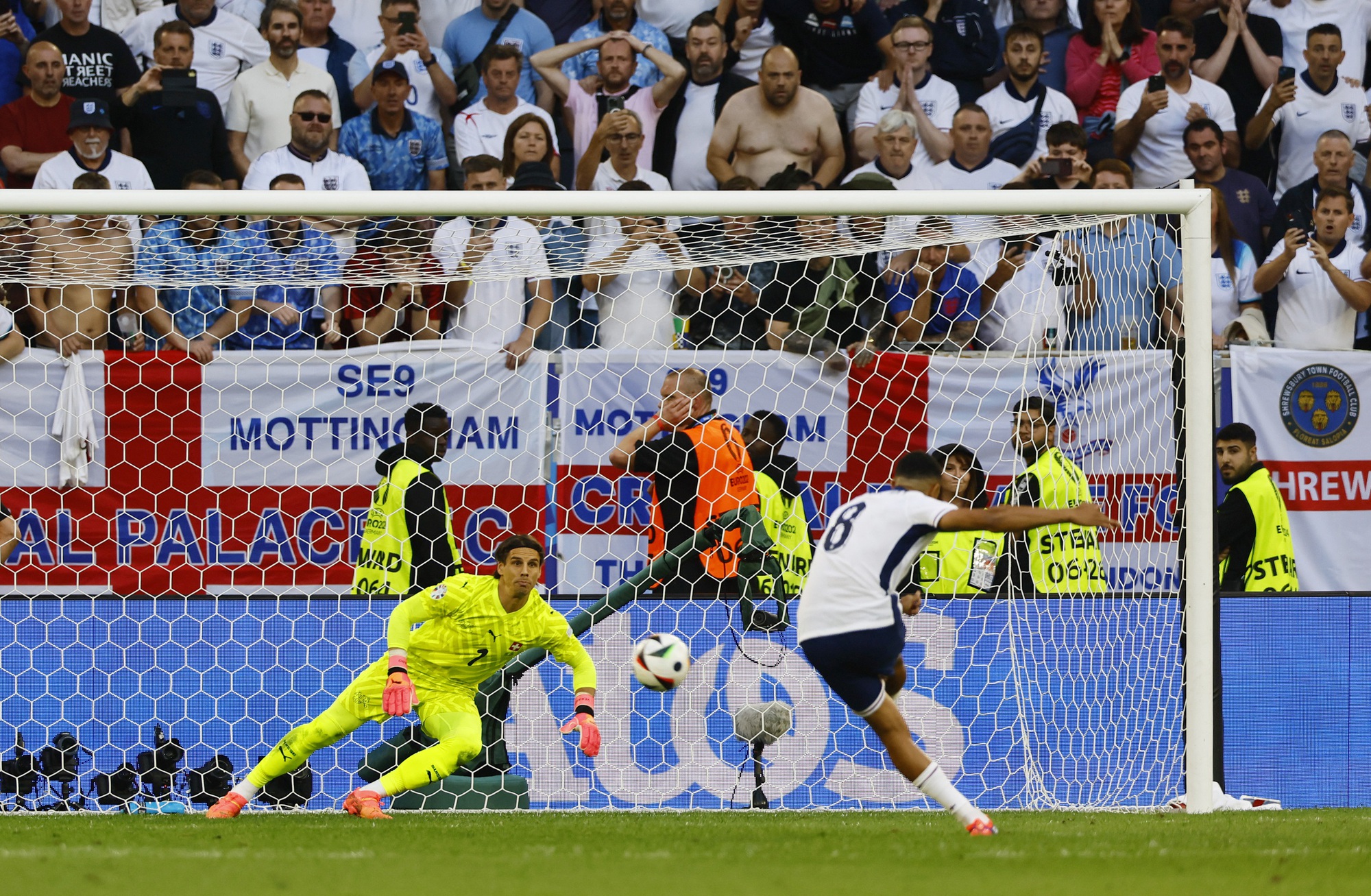 Euro 2024: "Chiếc bình nước huyền thoại" và kỳ tích Jordan Pickford- Ảnh 8.