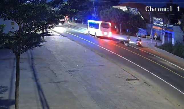 Ngã xuống đường sau va chạm xe máy, thiếu nữ bị ô tô khách cán tử vong- Ảnh 1.