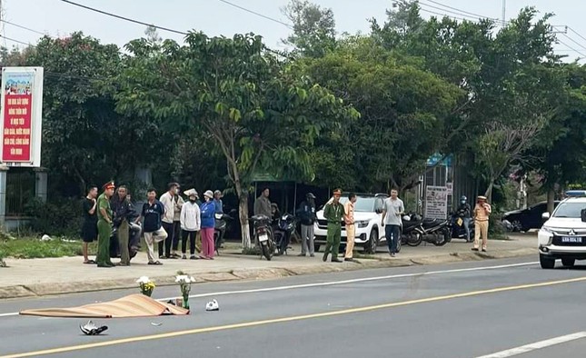 Ngã xuống đường sau va chạm xe máy, thiếu nữ bị ô tô khách cán tử vong- Ảnh 2.