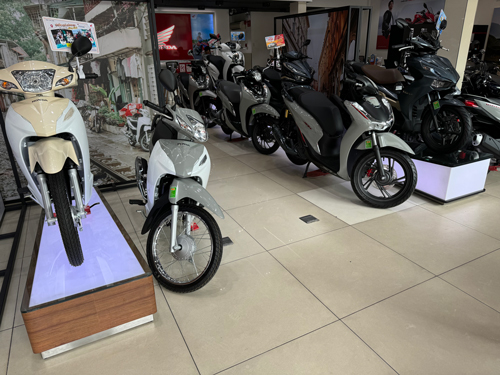 Cửa hàng xe máy vắng khách tham quan, mua sắm dù giá xe giảm liên tục Cửa hàng xe máy vắng khách tham quan, mua sắm dù giá xe giảm liên tục