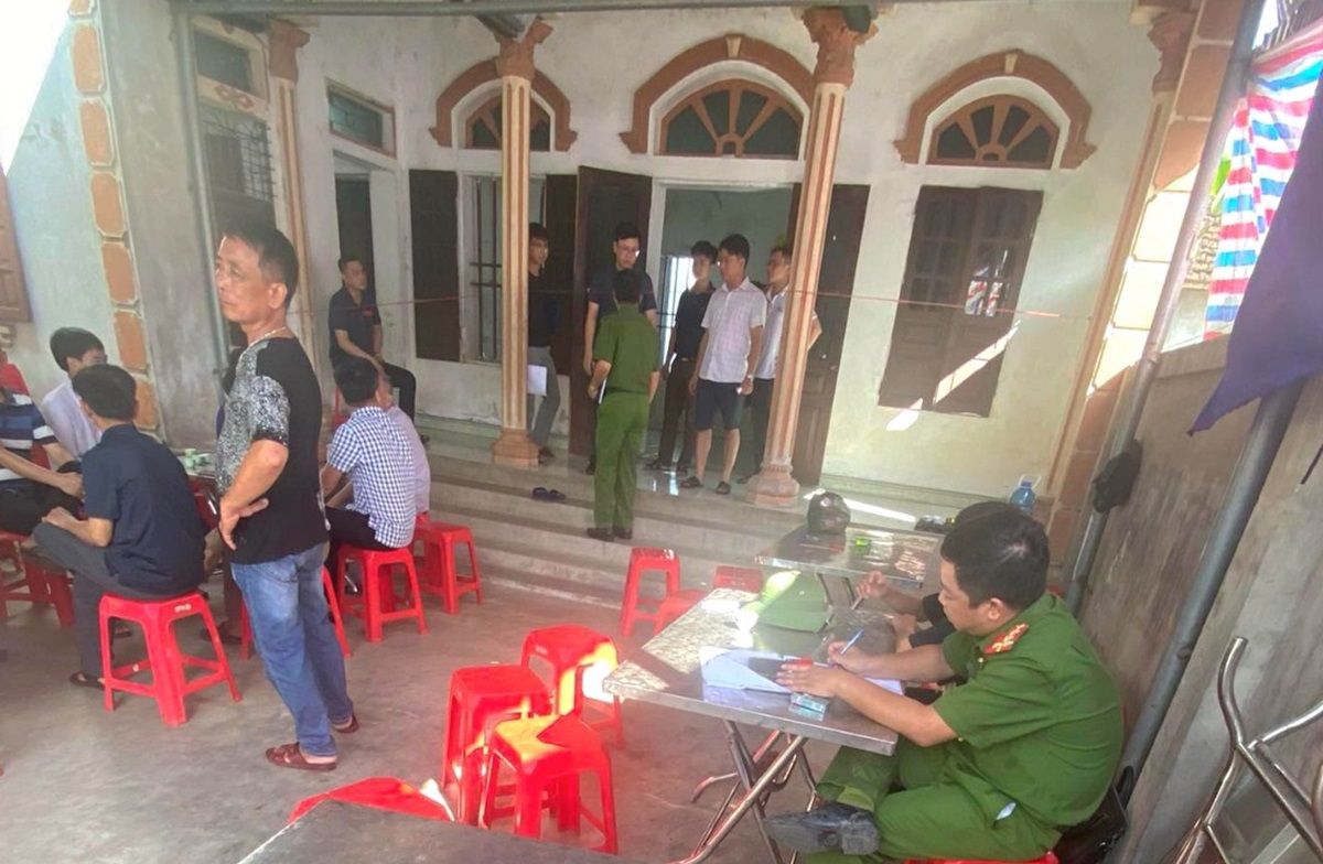 Nghi án chồng khóa trái cửa đâm vợ tử vong rồi tự sát- Ảnh 1. Nghi án chồng khóa trái cửa đâm vợ tử vong rồi tự sát- Ảnh 1.