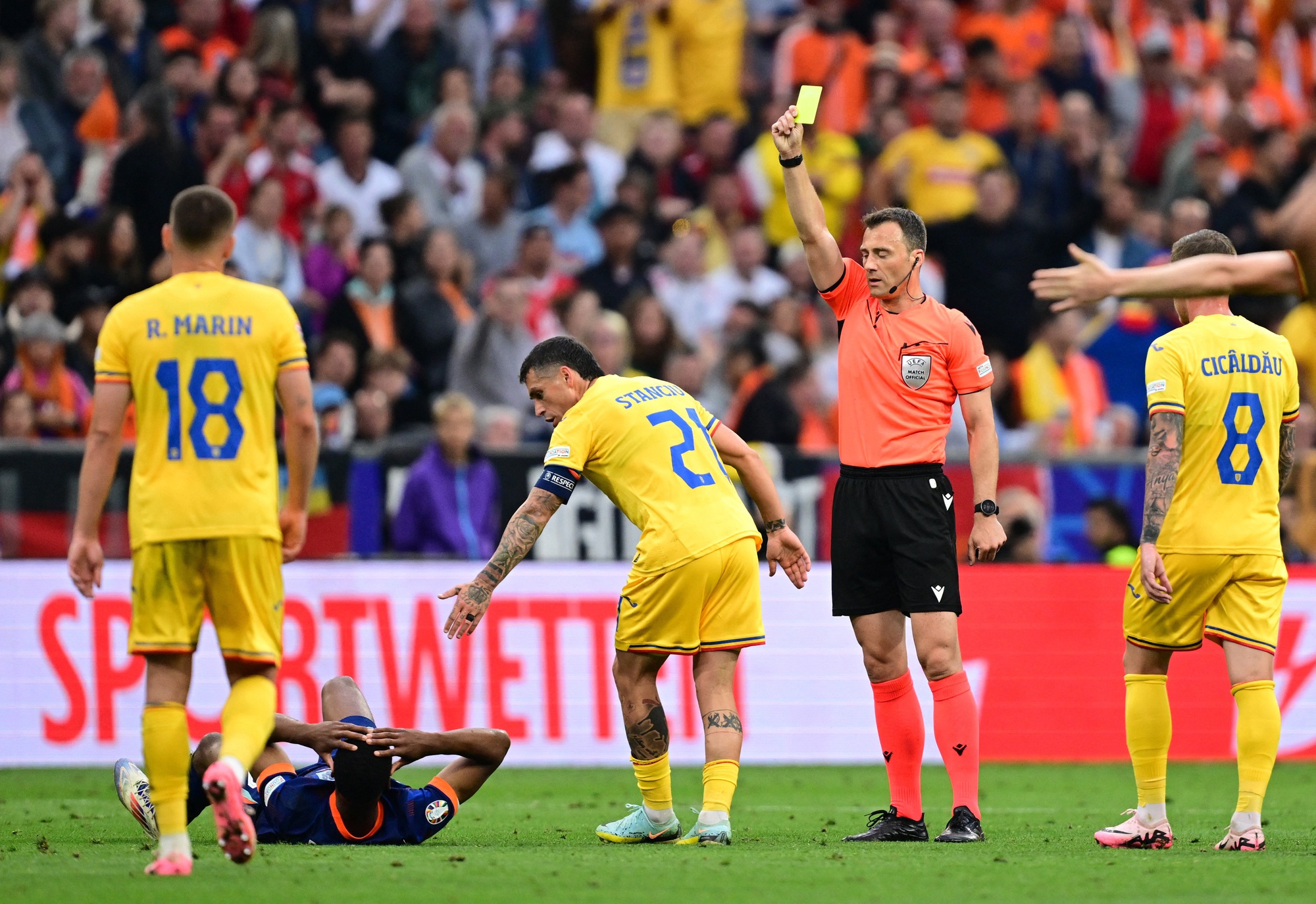 Euro 2024: Trọng tài trận Anh - Hà Lan từng dính án "treo còi", Bellingham có lý do lo lắng- Ảnh 1.