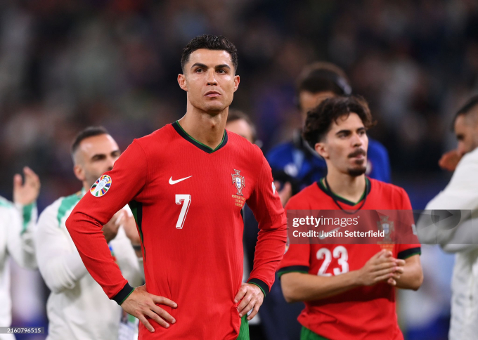 Ronaldo tách đội, đi “chữa lành” cấp tốc sau kỳ Euro thảm họa- Ảnh 3.