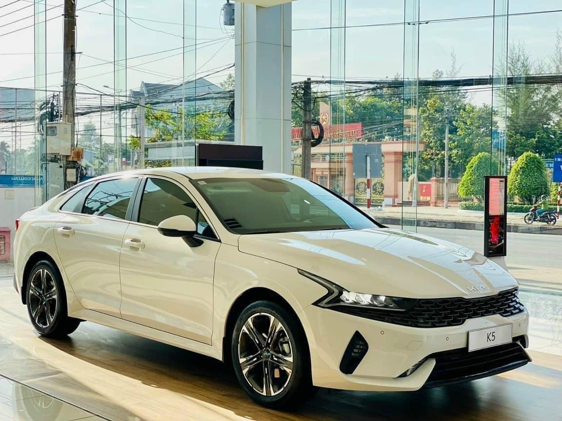 Kia K5 giảm giá tới 50 triệu tại đại lý: Bản ‘base’ còn gần 810 triệu, rẻ hơn nhiều Camry nhưng vẫn đắt hơn Mazda6- Ảnh 5.