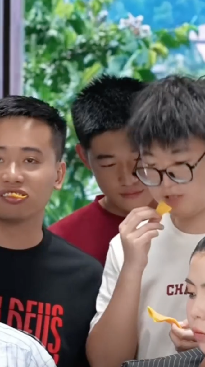 Khi con riêng của chồng cùng Hằng Du Mục livestream đồ ăn Việt: Đam mê tới nỗi mukbang liên tục- Ảnh 4.