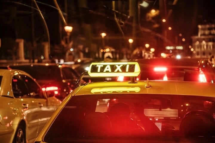 Tranh làn đường, gã trai ép hôn tài xế taxi để trả đũa, cảnh sát phải ra tay- Ảnh 1.