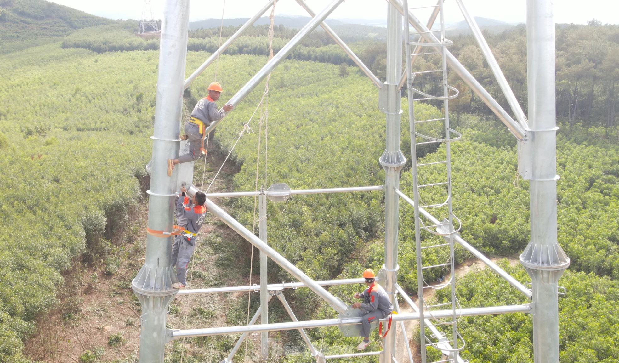 Những người thợ vắt vẻo trên cột điện 500kV mạch 3 trong nắng nóng gay gắt xứ Nghệ- Ảnh 17.