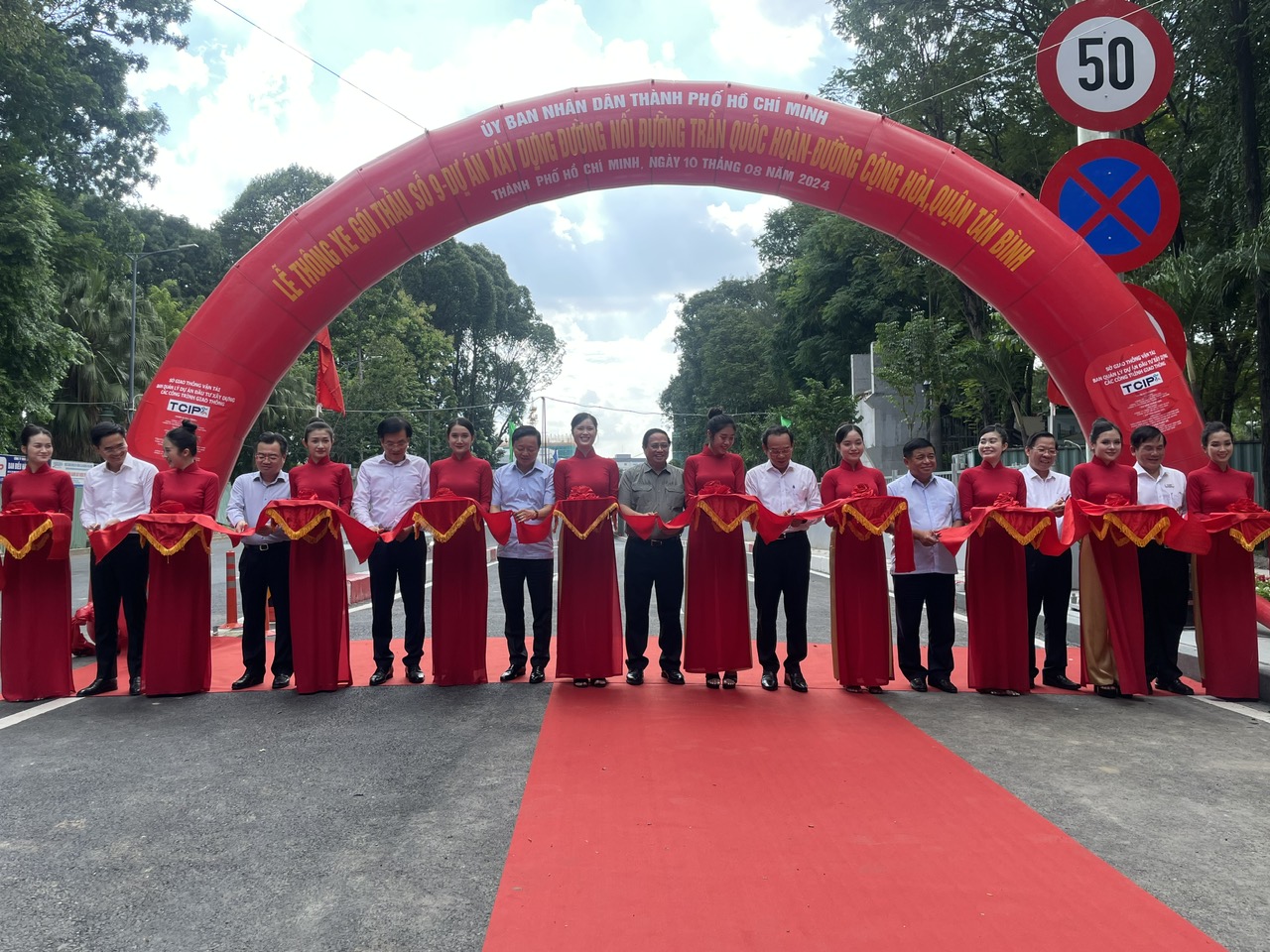 Thủ tướng Phạm Minh Chính dự Lễ thông xe hầm chui cửa ngõ sân bay Tân Sơn Nhất- Ảnh 3.