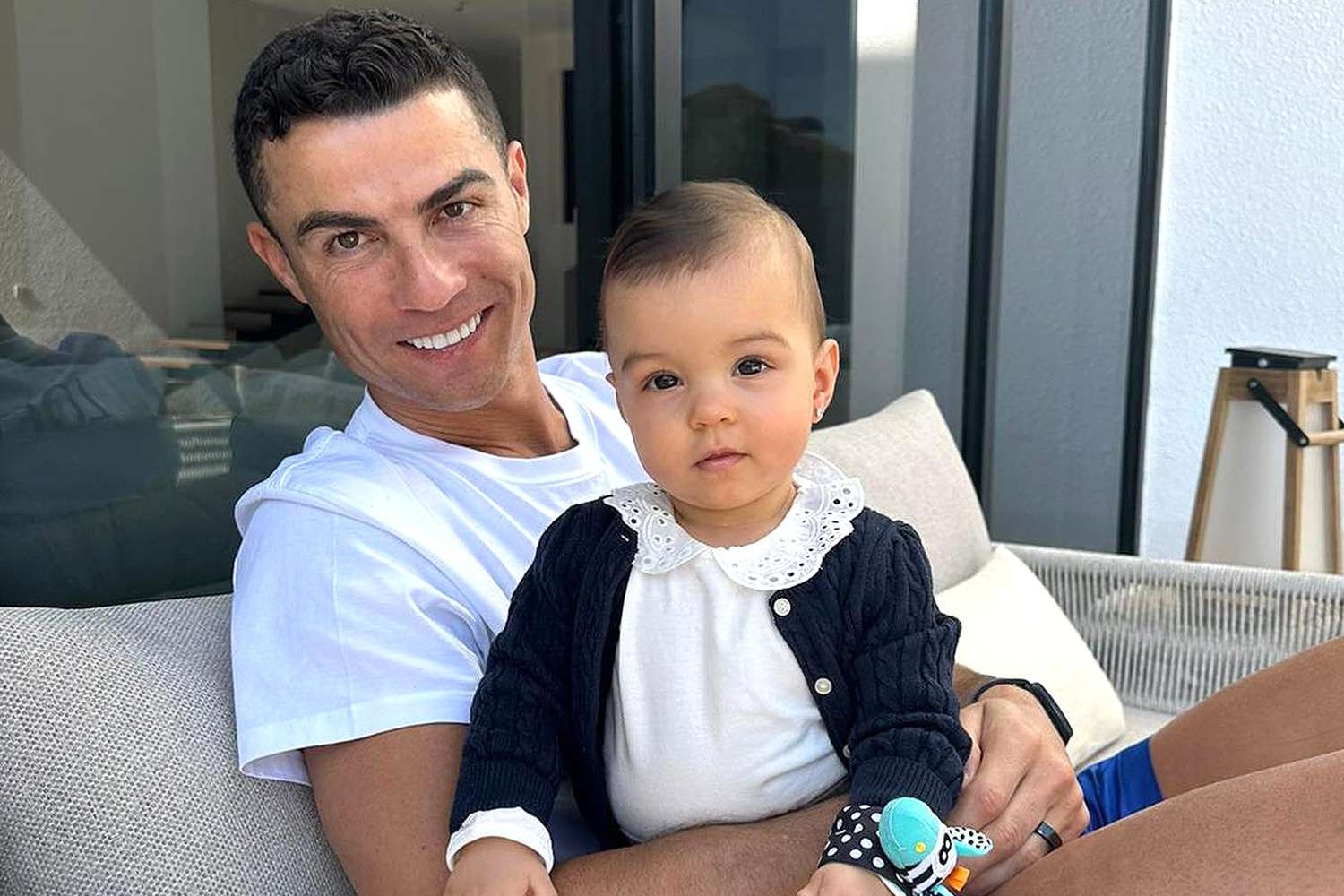 Con gái Ronaldo mới 2 tuổi đã biết đá bóng- Ảnh 1.