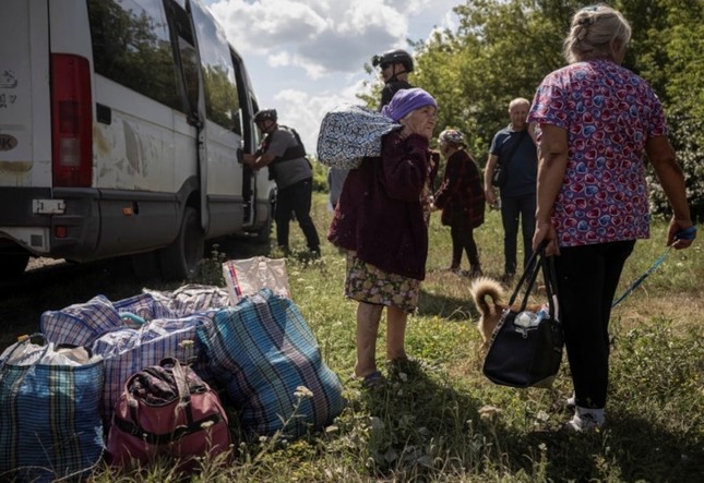 Căng thẳng gia tăng, Nga - Ukraine cùng lúc sơ tán cư dân vùng biên giới- Ảnh 2.