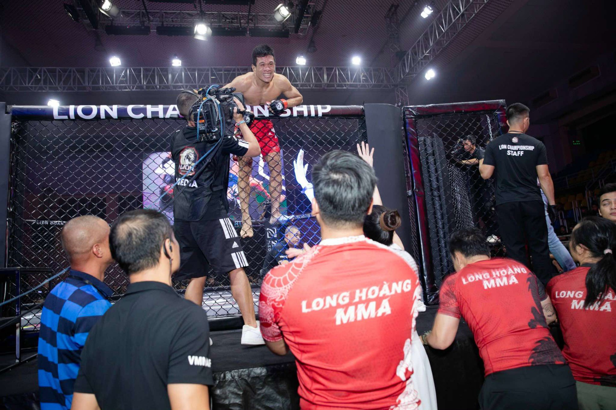 Thắng đẹp tại LION Championship 16, Long Hoàng MMA muốn học hỏi Johnny Trí Nguyễn- Ảnh 1.