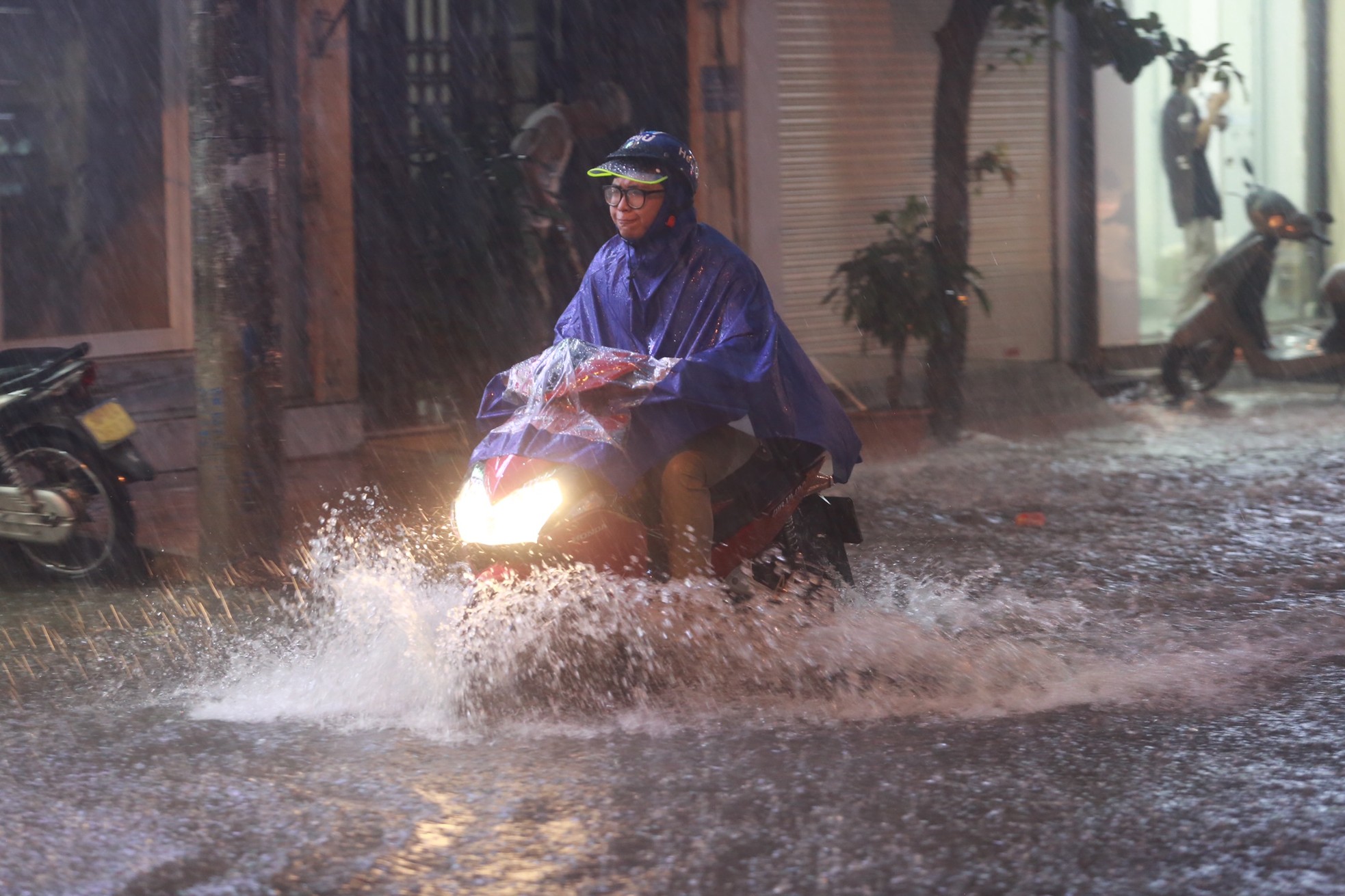 Mưa trắng trời, đường thành 'sông', người Hà Nội chật vật 'vượt' ùn tắc về nhà- Ảnh 28.