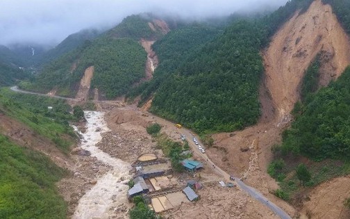 Vụ sạt lở đẩy xe khách, nhiều ôtô con xuống suối: Tìm thấy thi thể 26 nạn nhân - Ảnh 2.