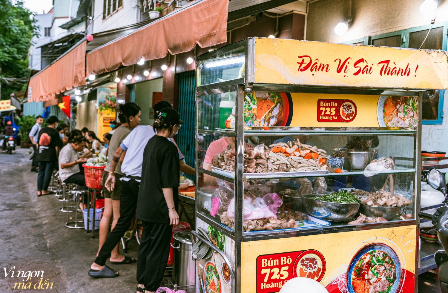 Chàng trai bỏ công việc ngân hàng lương cao đi bán quán bún bò bán vài tiếng là hết hàng: &quot;Làm nghề này cực nhưng mình thấy hạnh phúc!&quot; - Ảnh 1.