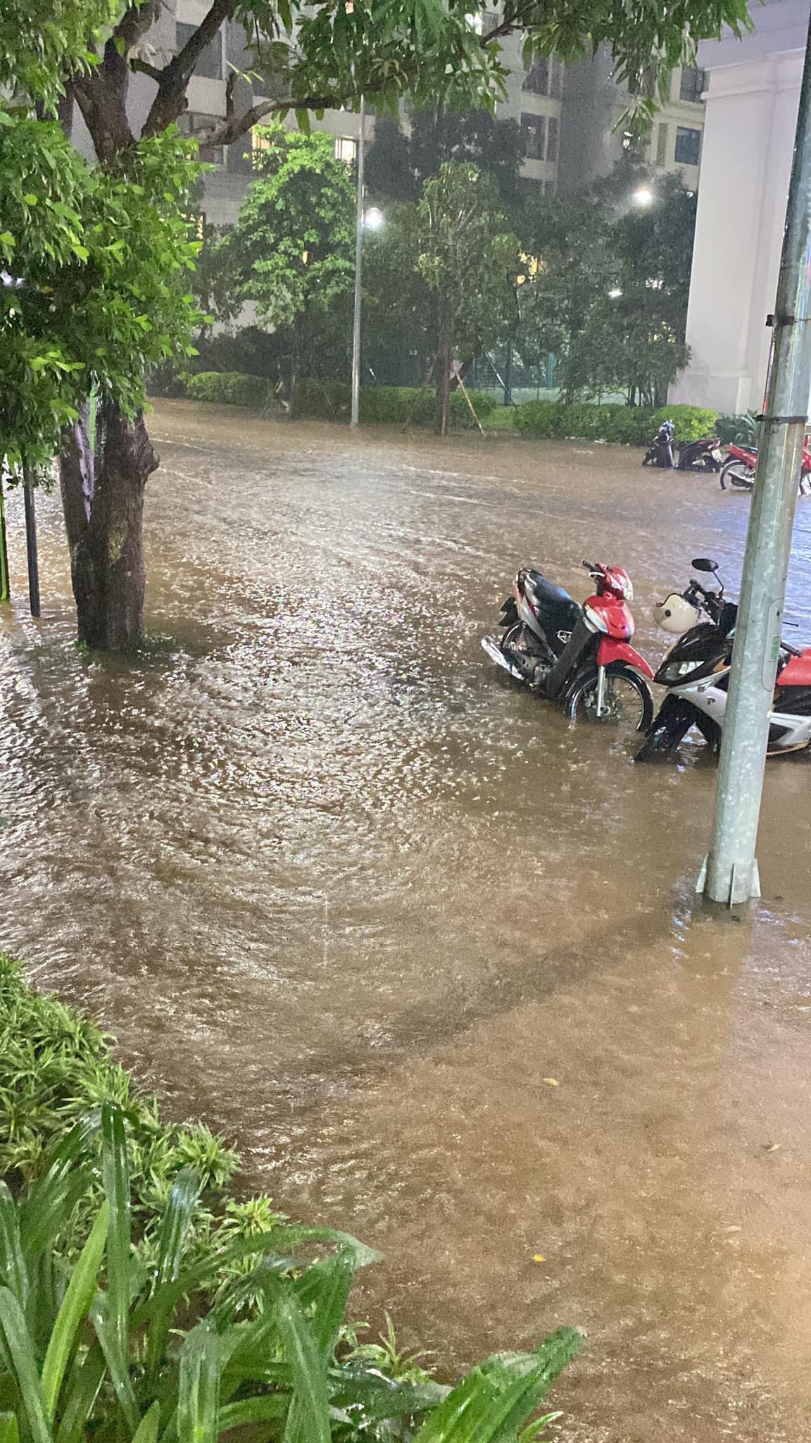 Ngay lúc này: Nhiều tuyến phố Hà Nội ngập thành sông sau cơn mưa tầm tã giờ tan tầm- Ảnh 3.