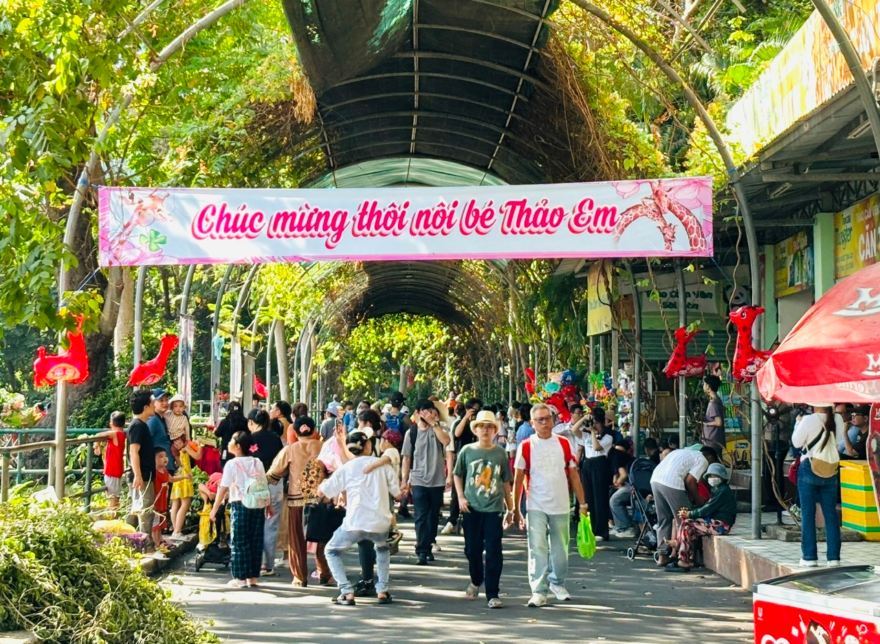 Thảo Cầm Viên đông nghịt ngày cuối tuần vì biến thành “trung tâm tiệc tùng”, mời cả nghìn người tham gia- Ảnh 1.