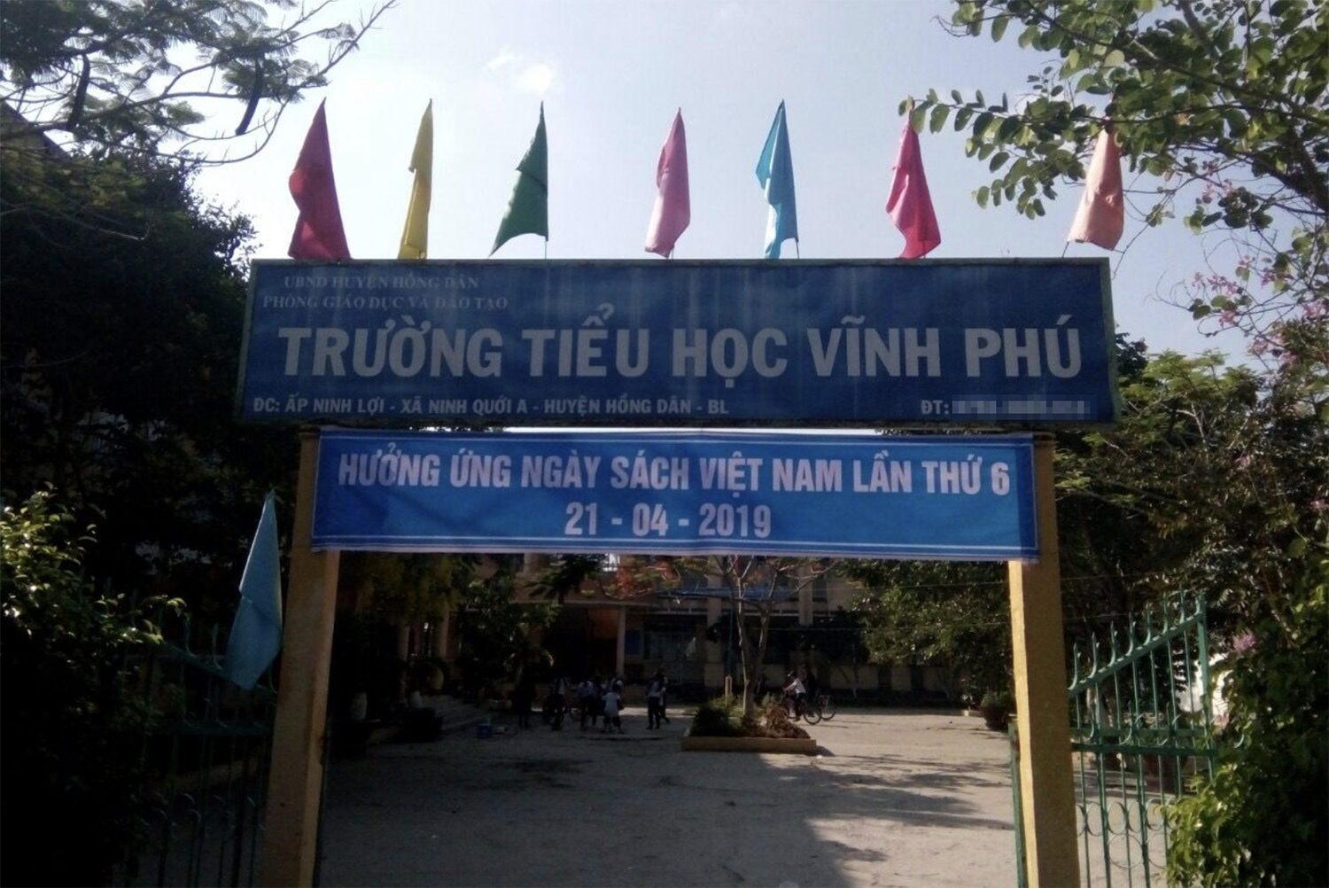 Bạc Liêu: Hiệu trưởng làm ngơ để nhân viên đánh bài trong phòng thư viện - Ảnh 1.