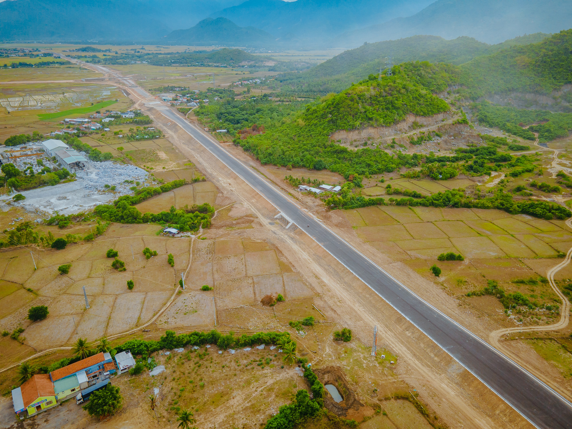 Khu kinh tế ven biển rộng gần gấp đôi tỉnh Bắc Ninh, có siêu nhà máy 2,6 tỷ USD, gần đường cao tốc, có cảng nước sâu, tương lai sẽ xây sân bay gần 8.000 tỷ- Ảnh 11.