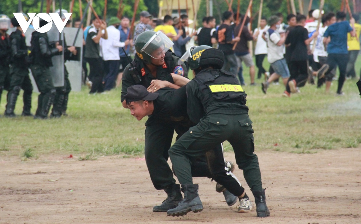 Cán bộ quy hoạch Trung ương khóa XIV thực địa tình huống giải tán đám đông- Ảnh 13.