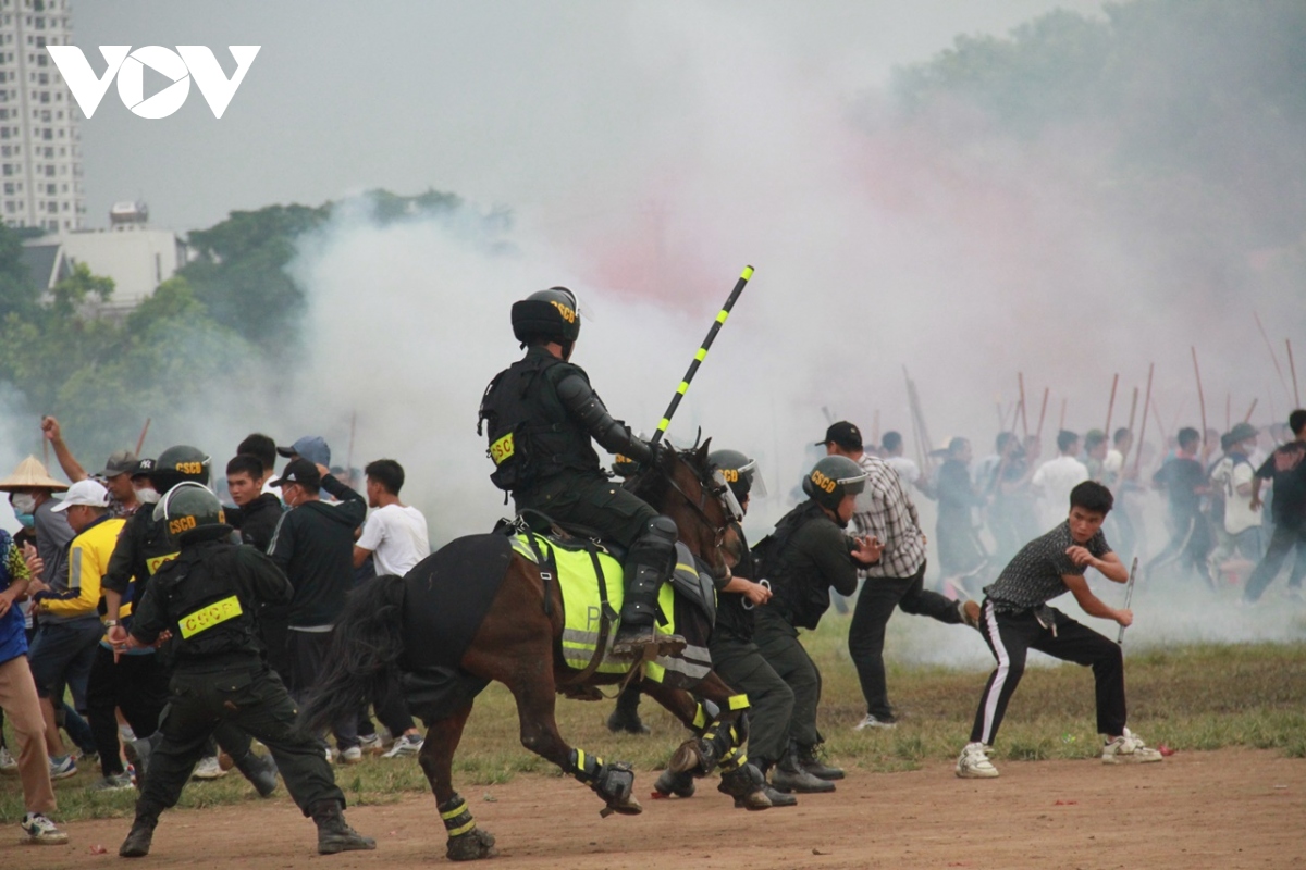 Cán bộ quy hoạch Trung ương khóa XIV thực địa tình huống giải tán đám đông- Ảnh 9.