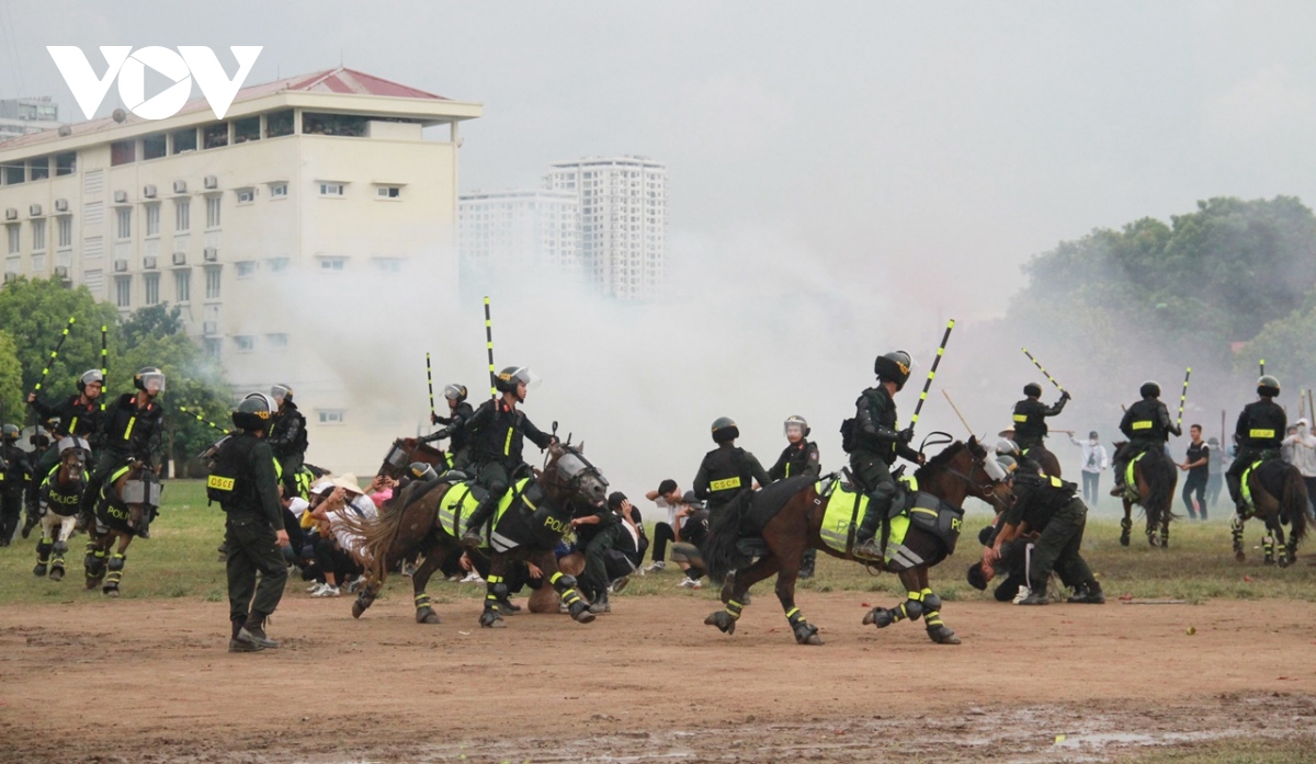 Cán bộ quy hoạch Trung ương khóa XIV thực địa tình huống giải tán đám đông- Ảnh 11.