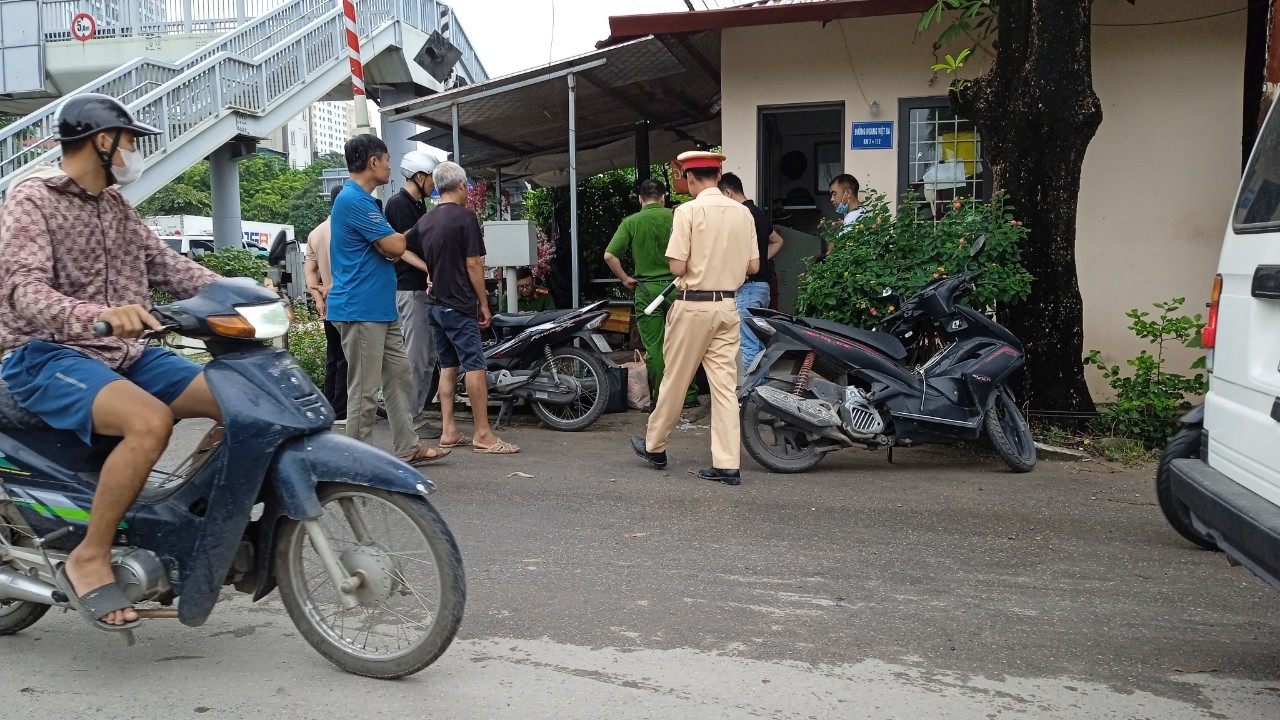 Hà Nội: Người đàn ông đi bộ qua đường sắt bị tàu cán tử vong, 1 người quen gục xuống đường khóc thảm - Ảnh 2.