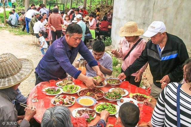 Gia đình gả con gái lần thứ 3, lỗ nặng vì mở tiệc linh đình nhưng hàng xóm không ai tới: Ai đúng ai sai?- Ảnh 1.