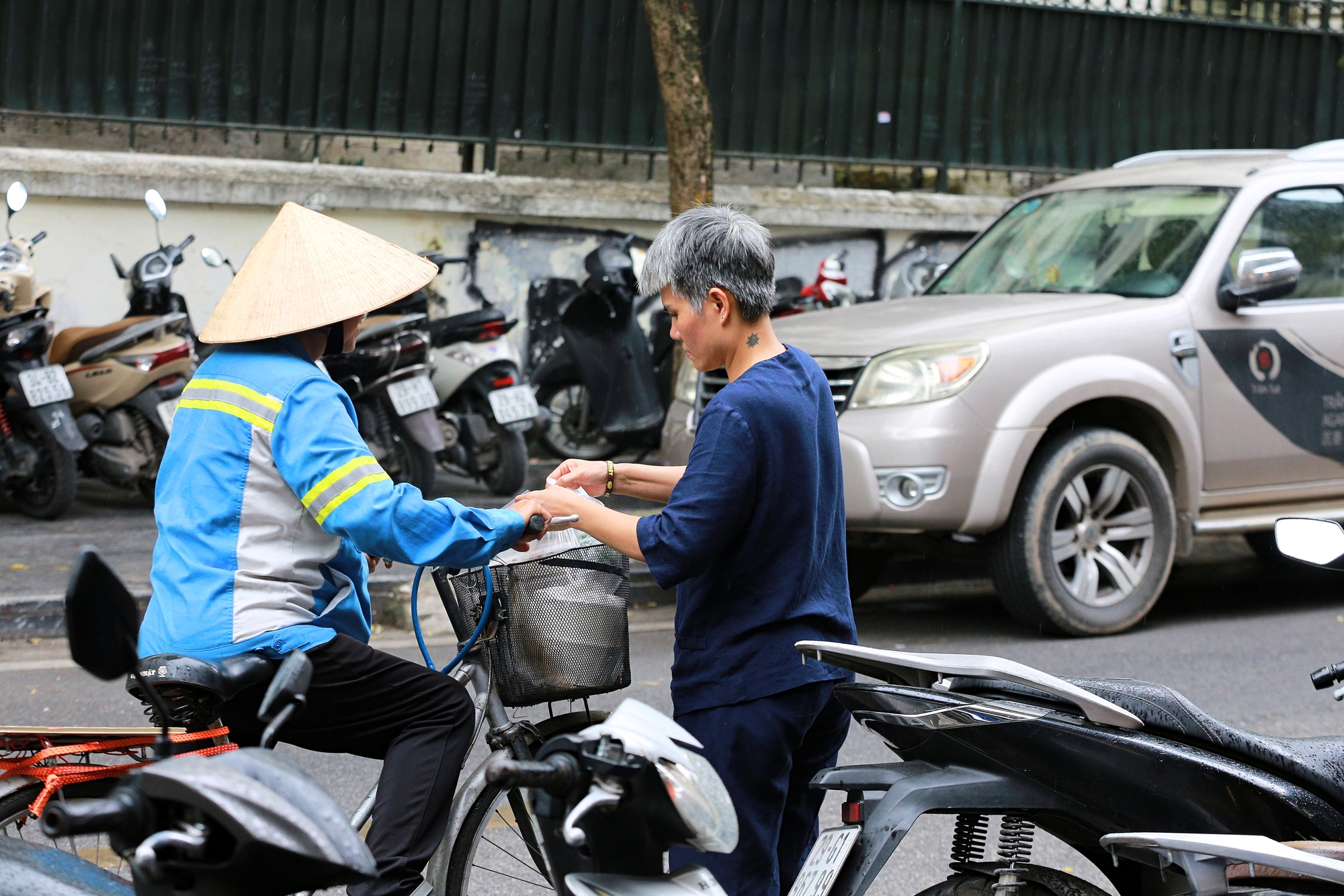 Người phụ nữ đằng sau những bát "phở treo" giữa lòng Hà Nội: Mỗi ngày quán treo 30 bát, khách bắt đầu treo từ bát thứ 31 - Ảnh 5.