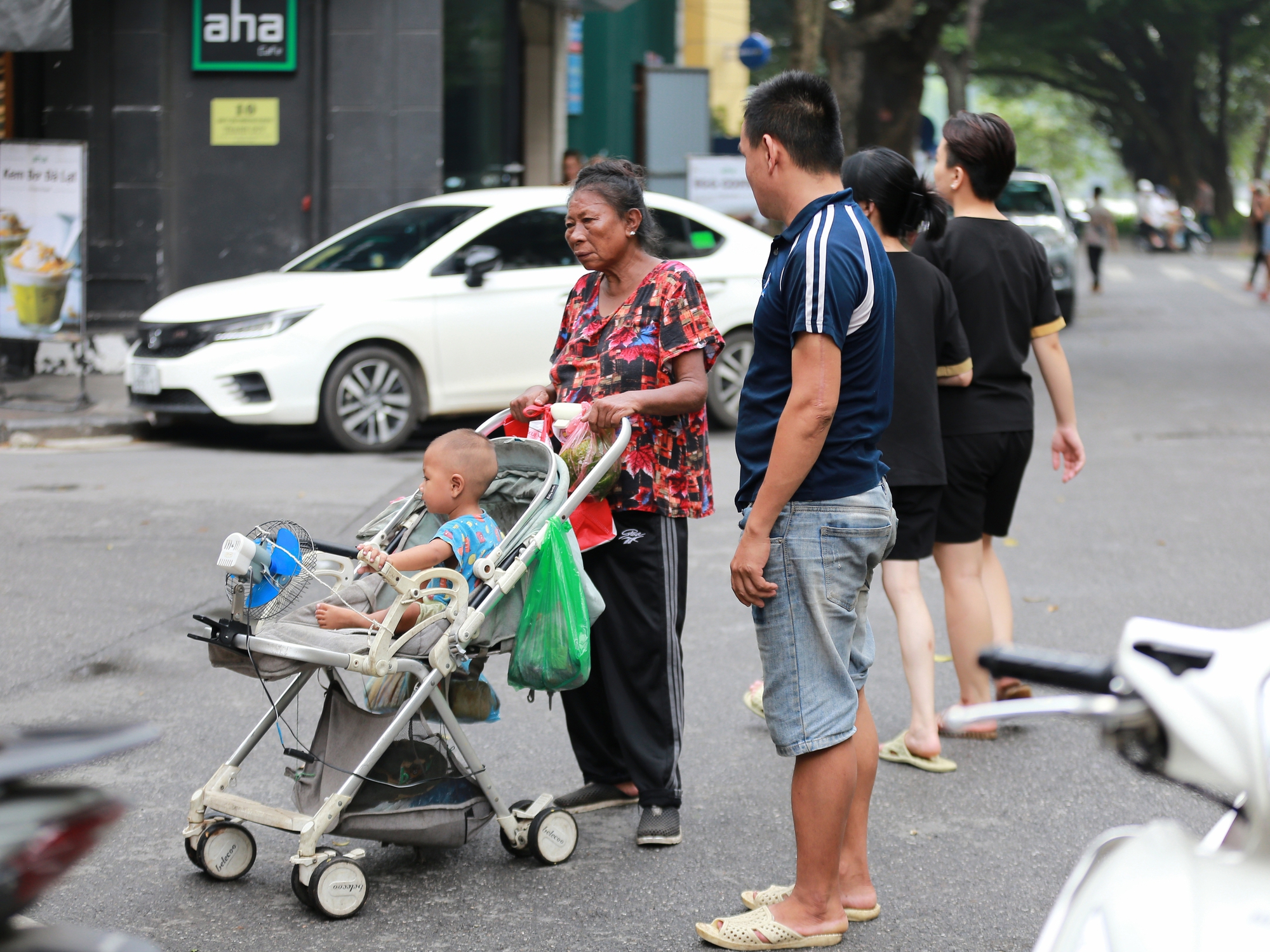 Người phụ nữ đằng sau những bát "phở treo" giữa lòng Hà Nội: Mỗi ngày quán treo 30 bát, khách bắt đầu treo từ bát thứ 31 - Ảnh 8.