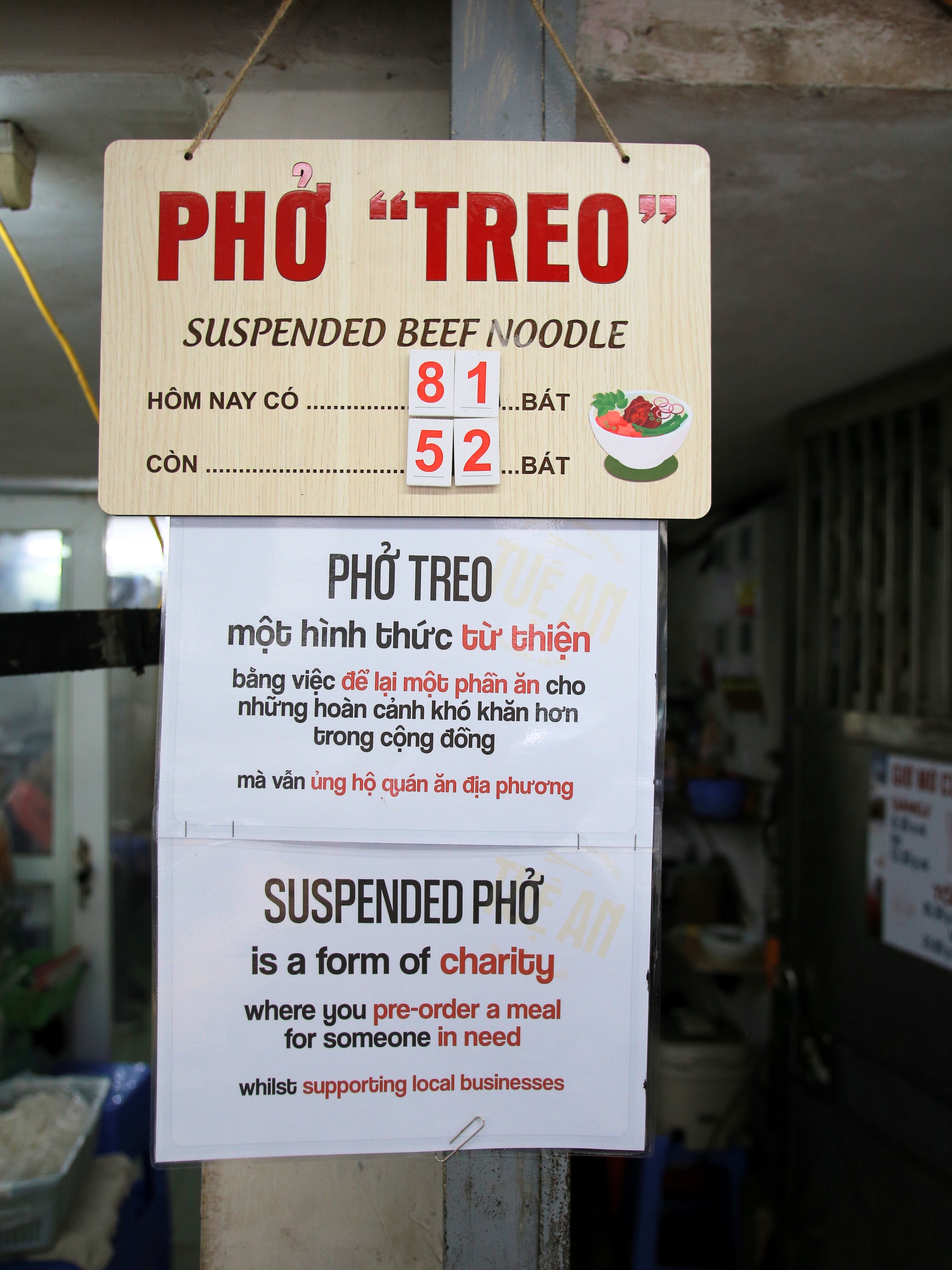 Người phụ nữ đằng sau những bát "phở treo" giữa lòng Hà Nội: Mỗi ngày quán treo 30 bát, khách bắt đầu treo từ bát thứ 31- Ảnh 11.