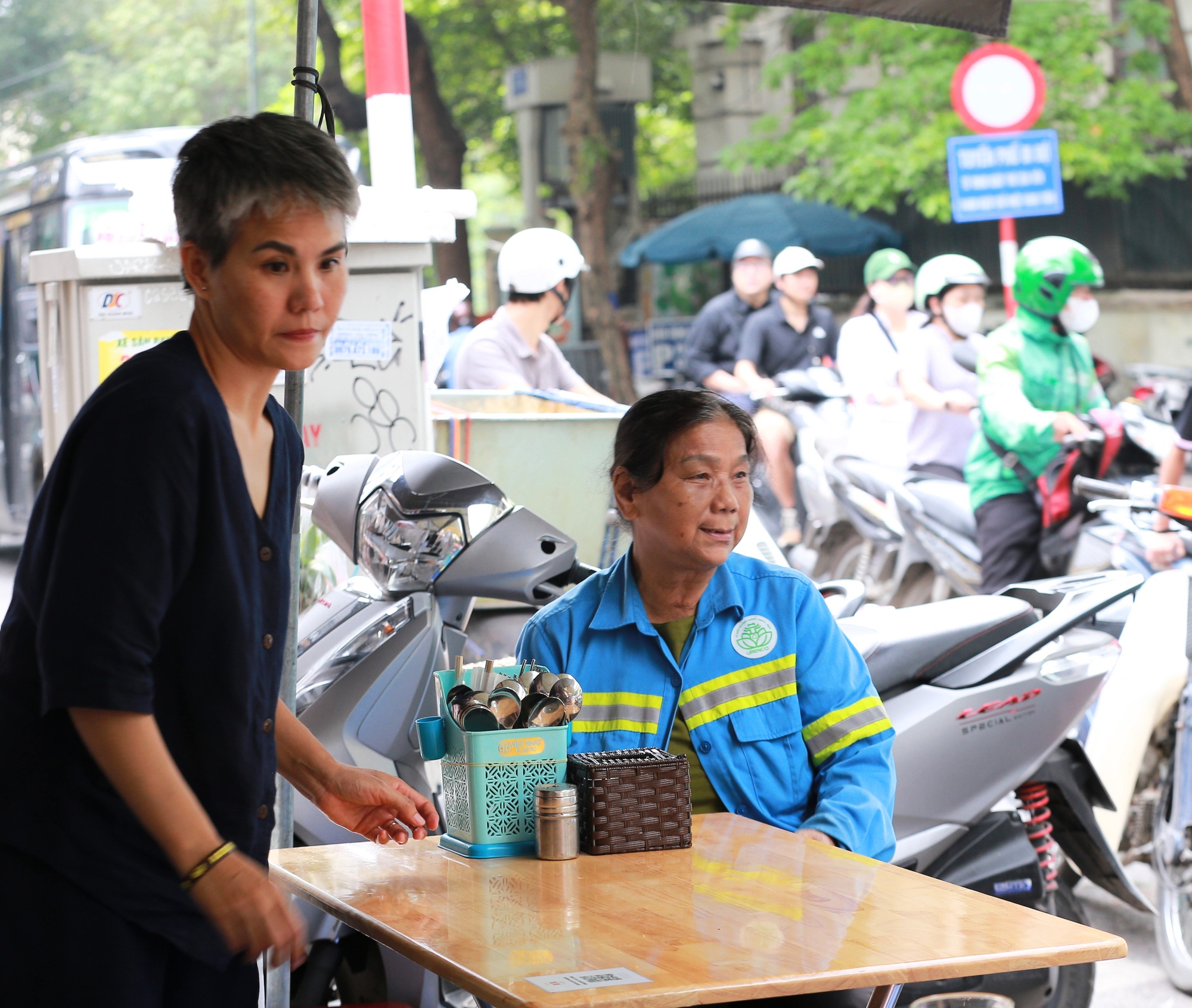 Người phụ nữ đằng sau những bát "phở treo" giữa lòng Hà Nội: Mỗi ngày quán treo 30 bát, khách bắt đầu treo từ bát thứ 31 - Ảnh 2.