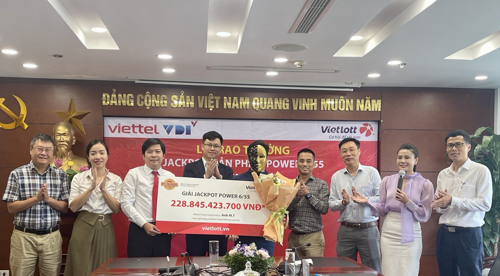 Chàng trai người Bình Định vừa trúng giải Jackpot Vietlott 228 tỷ đồng định dùng tiền thưởng để làm gì?- Ảnh 1.