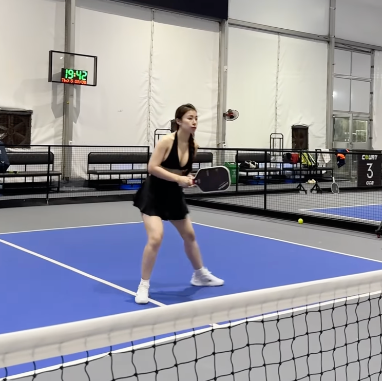 Danh tính và chia sẻ của cô gái mặc đồ tập hở bạo khiến giới mê pickleball gánh "tai tiếng"- Ảnh 1.