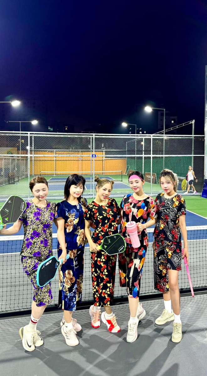 Quỳnh Nga diện đồ bộ đi đánh pickleball, hỏi netizen như vậy có ổn không?- Ảnh 4.