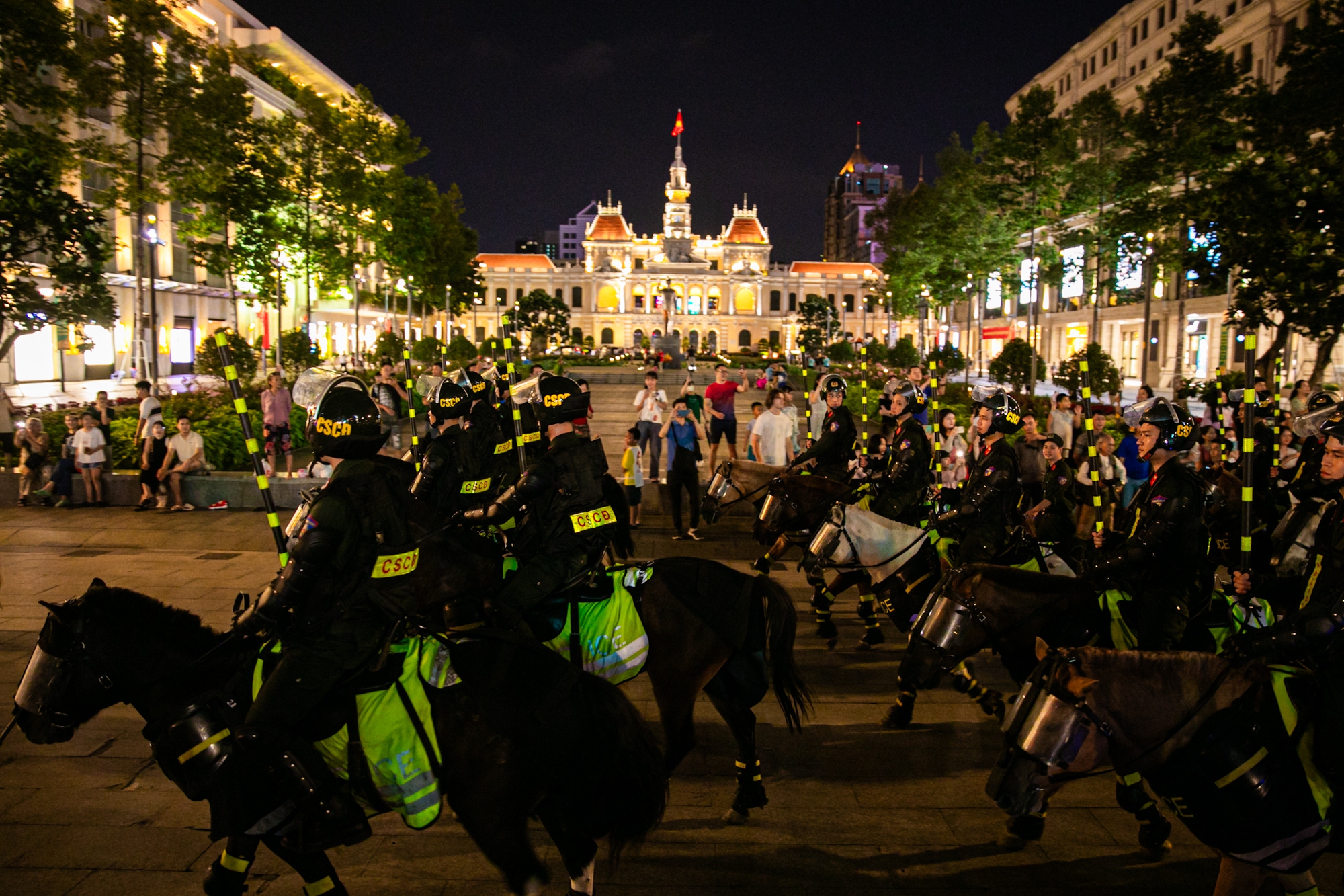 Ảnh, clip: Diễu h&agrave;nh kỵ binh ho&agrave;nh tr&aacute;ng tr&ecirc;n phố đi bộ Nguyễn Huệ, h&agrave;ng ng&agrave;n người trầm trồ- Ảnh 6.
