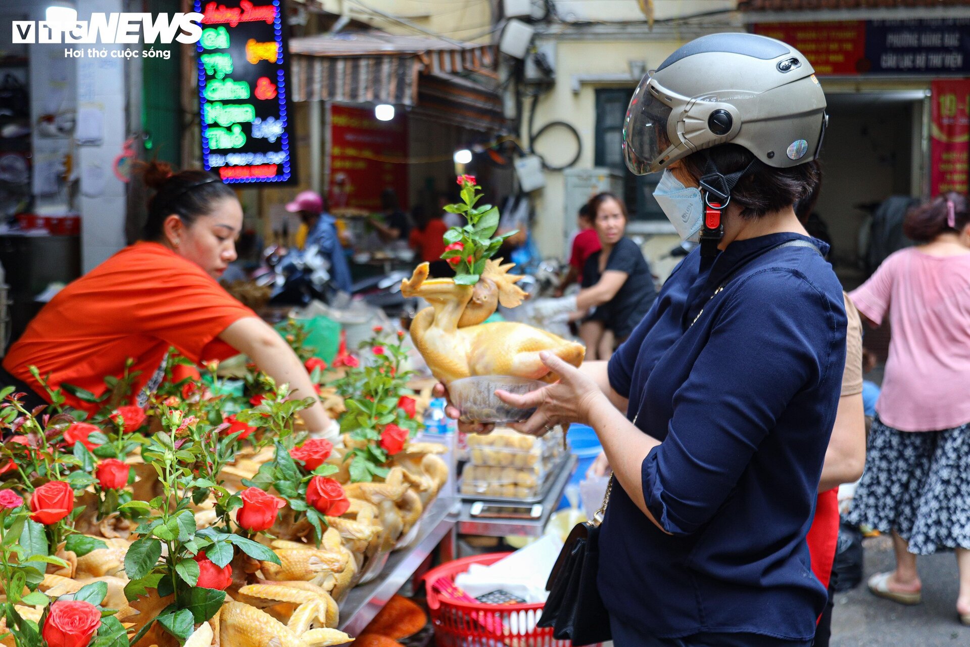 Chợ 'nhà giàu' Hà Nội đỏ lửa xuyên đêm nấu cỗ phục vụ khách rằm tháng 7 - Ảnh 5.