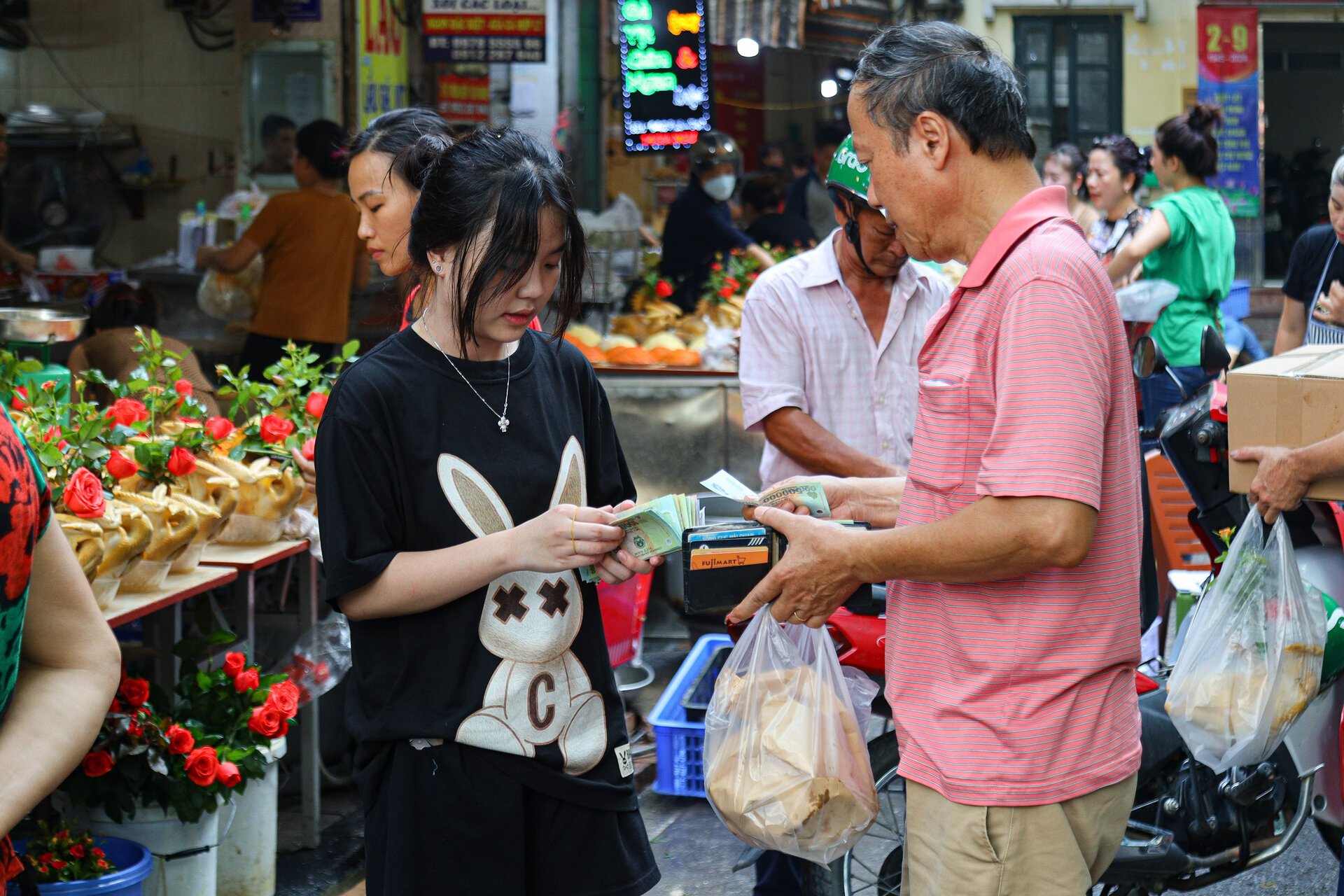 Chợ 'nhà giàu' Hà Nội đỏ lửa xuyên đêm nấu cỗ phục vụ khách rằm tháng 7 - Ảnh 6.