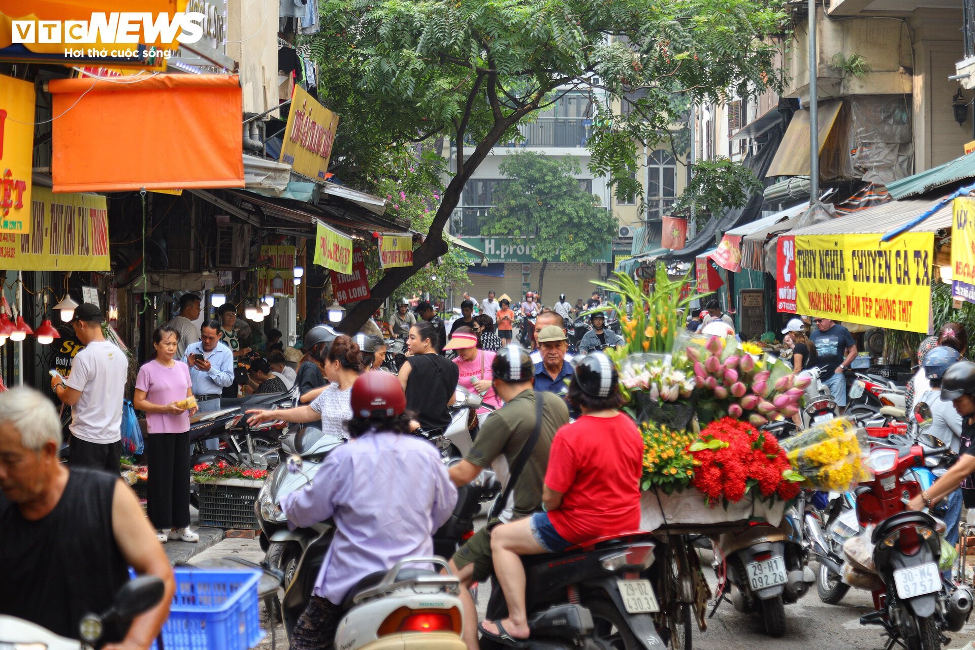 Chợ 'nhà giàu' Hà Nội đỏ lửa xuyên đêm nấu cỗ phục vụ khách rằm tháng 7 - Ảnh 1.