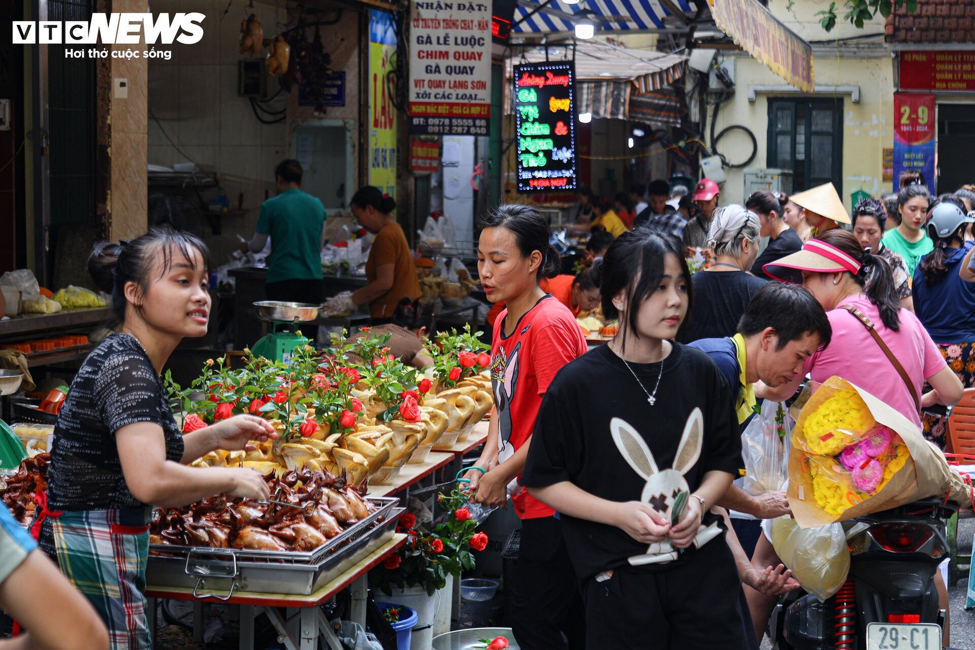 Chợ 'nhà giàu' Hà Nội đỏ lửa xuyên đêm nấu cỗ phục vụ khách rằm tháng 7 - Ảnh 2.