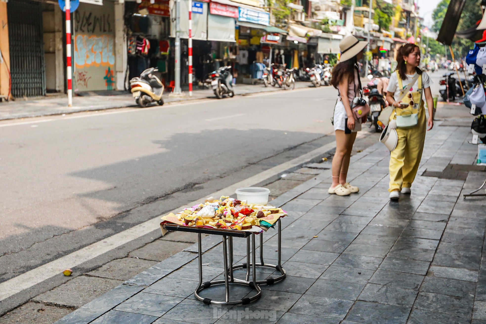 Phố cổ Hà Thành đỏ lửa, nghi ngút khói đốt vàng mã cúng Rằm tháng bảy - Ảnh 1.