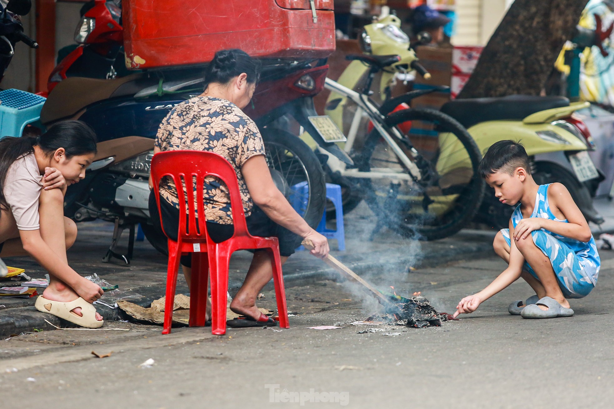 Phố cổ Hà Thành đỏ lửa, nghi ngút khói đốt vàng mã cúng Rằm tháng bảy - Ảnh 11.