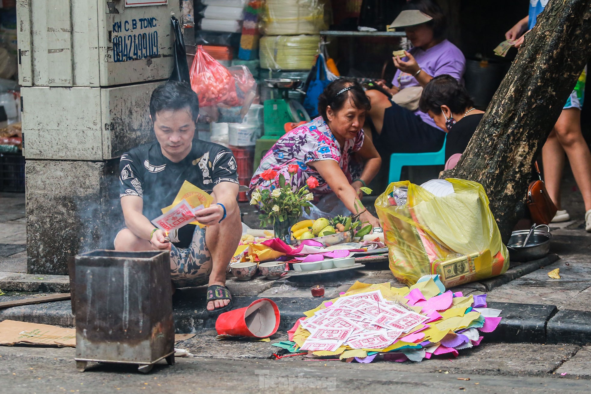 Phố cổ Hà Thành đỏ lửa, nghi ngút khói đốt vàng mã cúng Rằm tháng bảy - Ảnh 12.