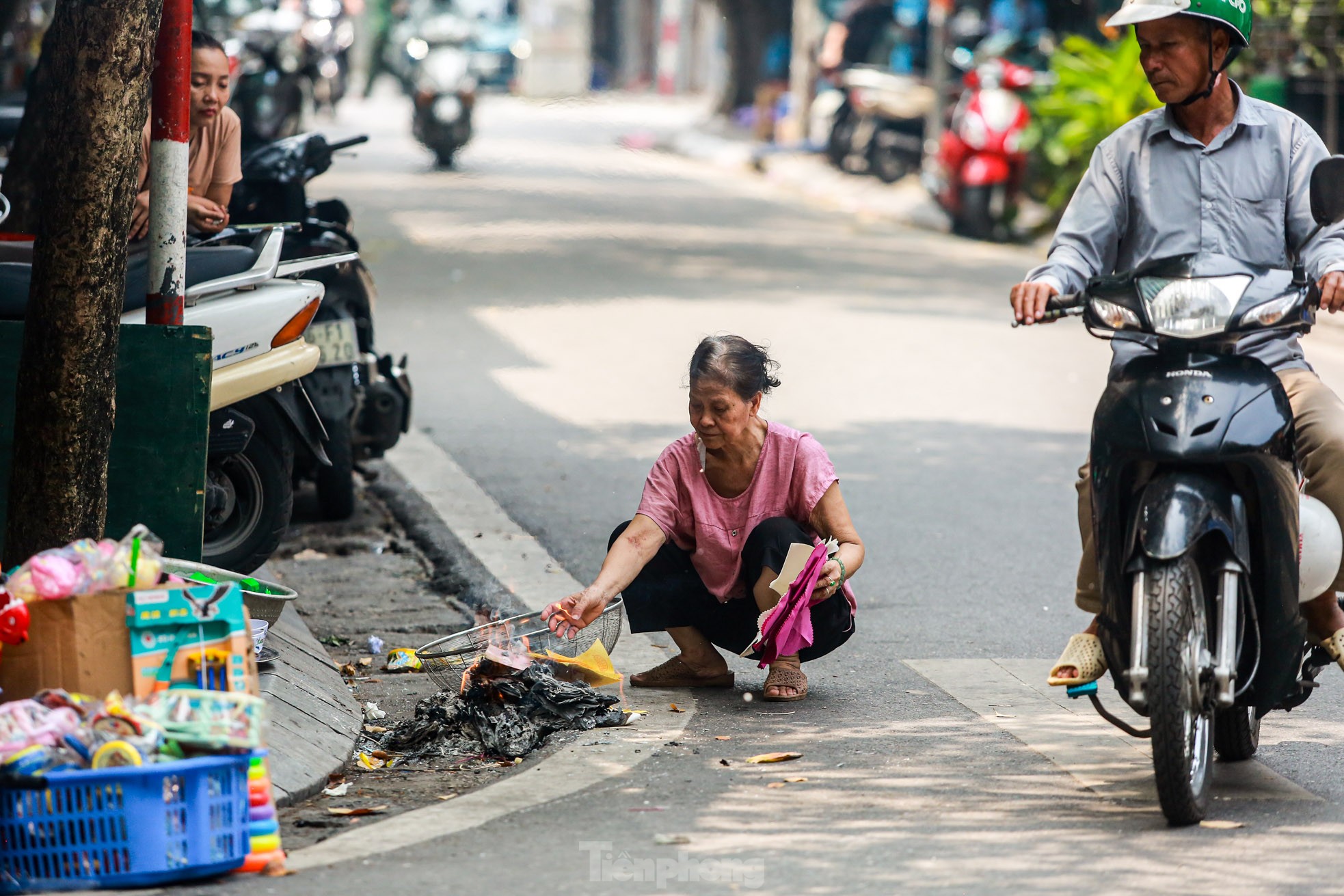 Phố cổ Hà Thành đỏ lửa, nghi ngút khói đốt vàng mã cúng Rằm tháng bảy - Ảnh 14.