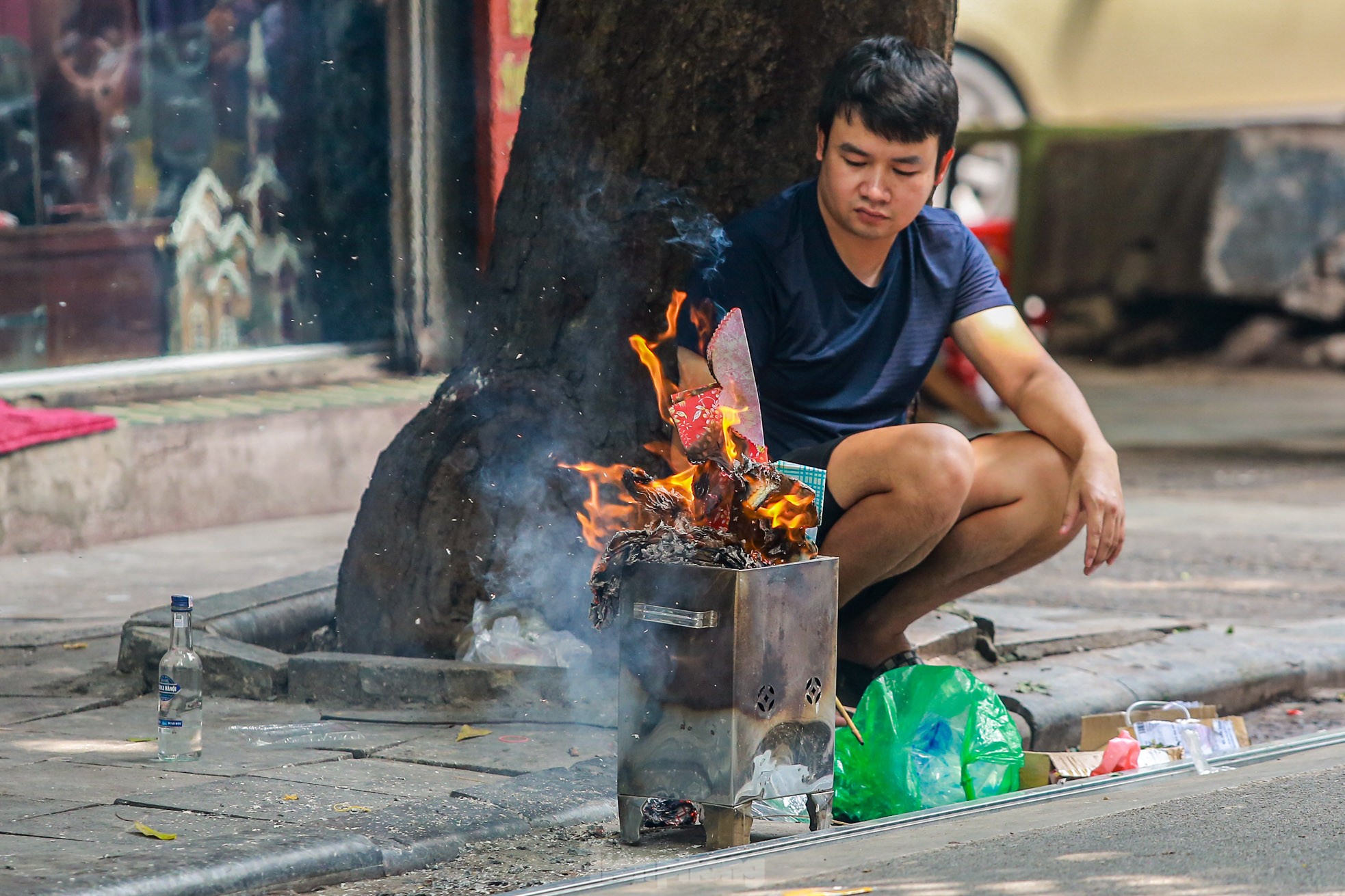 Phố cổ Hà Thành đỏ lửa, nghi ngút khói đốt vàng mã cúng Rằm tháng bảy - Ảnh 7.