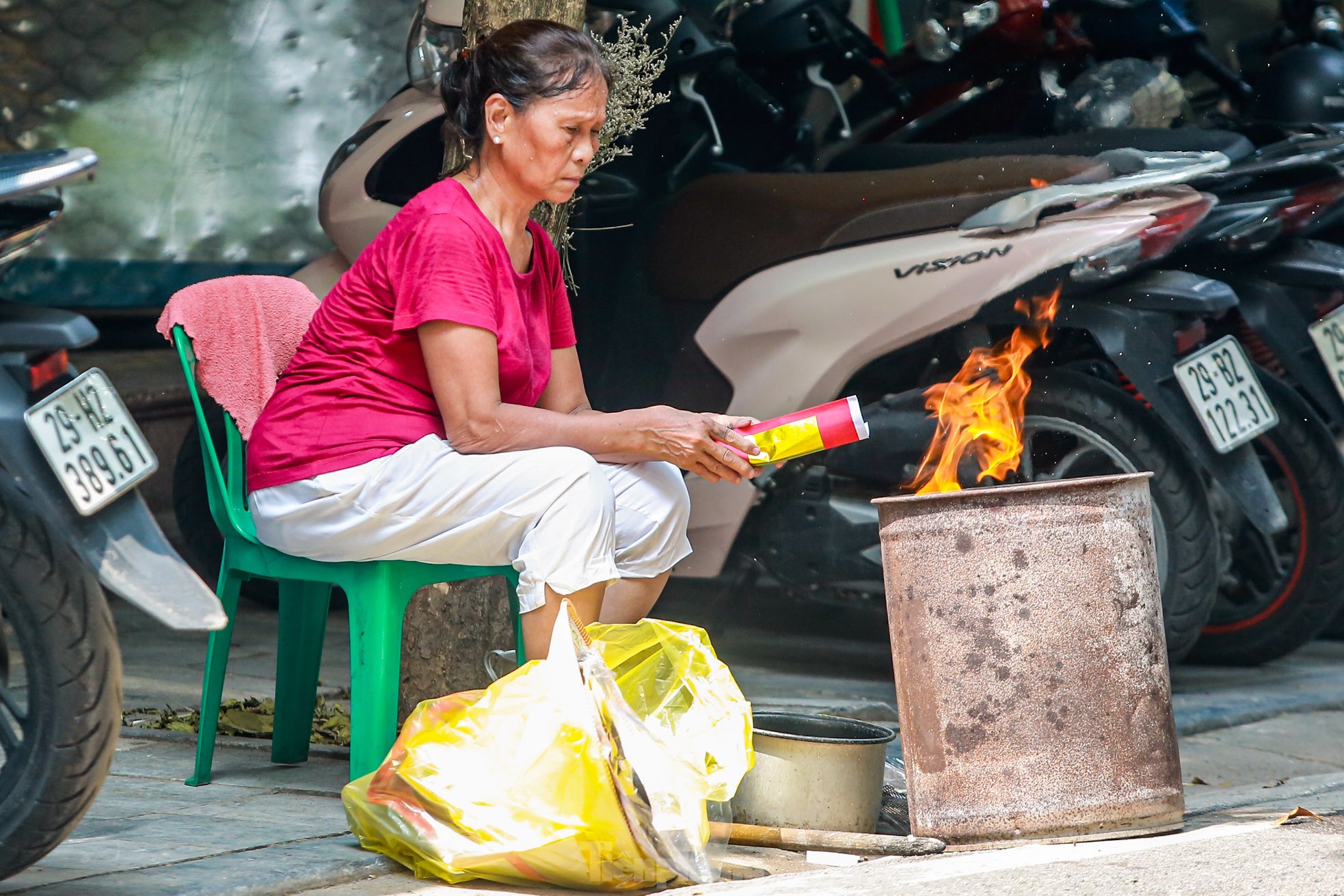 Phố cổ Hà Thành đỏ lửa, nghi ngút khói đốt vàng mã cúng Rằm tháng bảy - Ảnh 9.