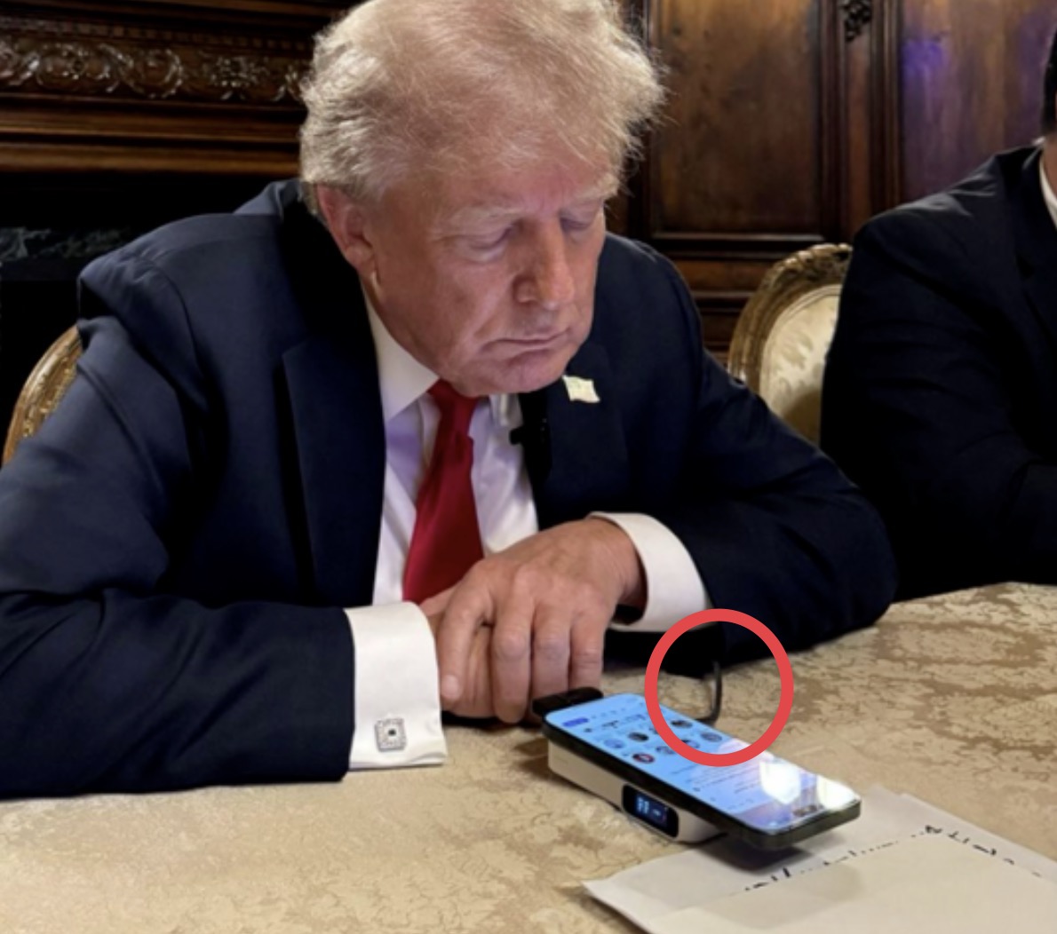 1 cái đúng và 1 cái sai trong cách dùng pin dự phòng nam châm với iPhone của ông Trump- Ảnh 8.