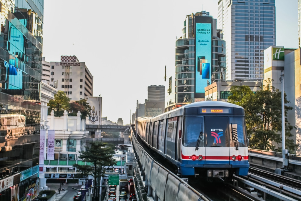 Láng giềng bước vào thập kỷ tăng trưởng thấp, Việt Nam sẽ là đầu tàu của kinh tế khu vực- Ảnh 4.