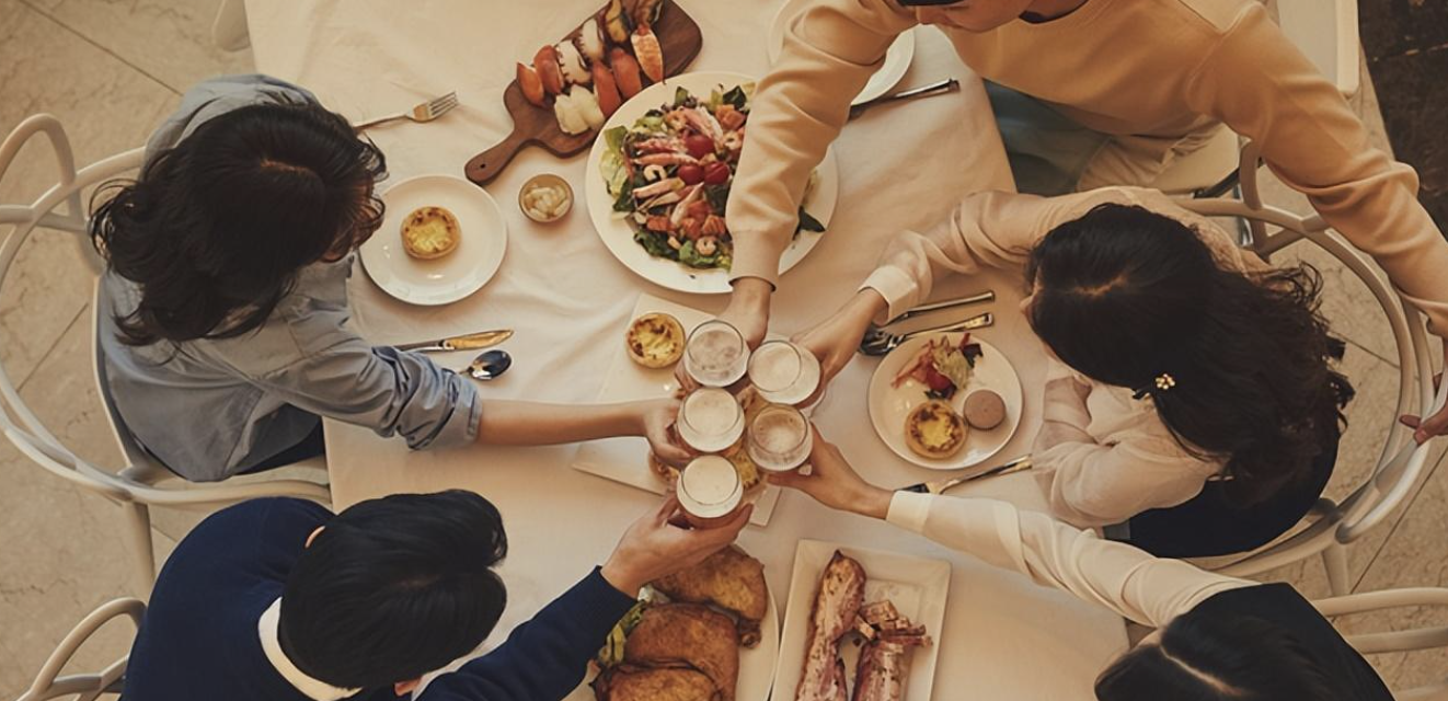 Sau bữa tối, bạn bị hỏi: "Bữa tối tốn bao nhiêu?" - Đừng nói "Không tốn là bao", người EQ cao sẽ đối đáp 1 CÂU khiến đối phương thán phục- Ảnh 1.