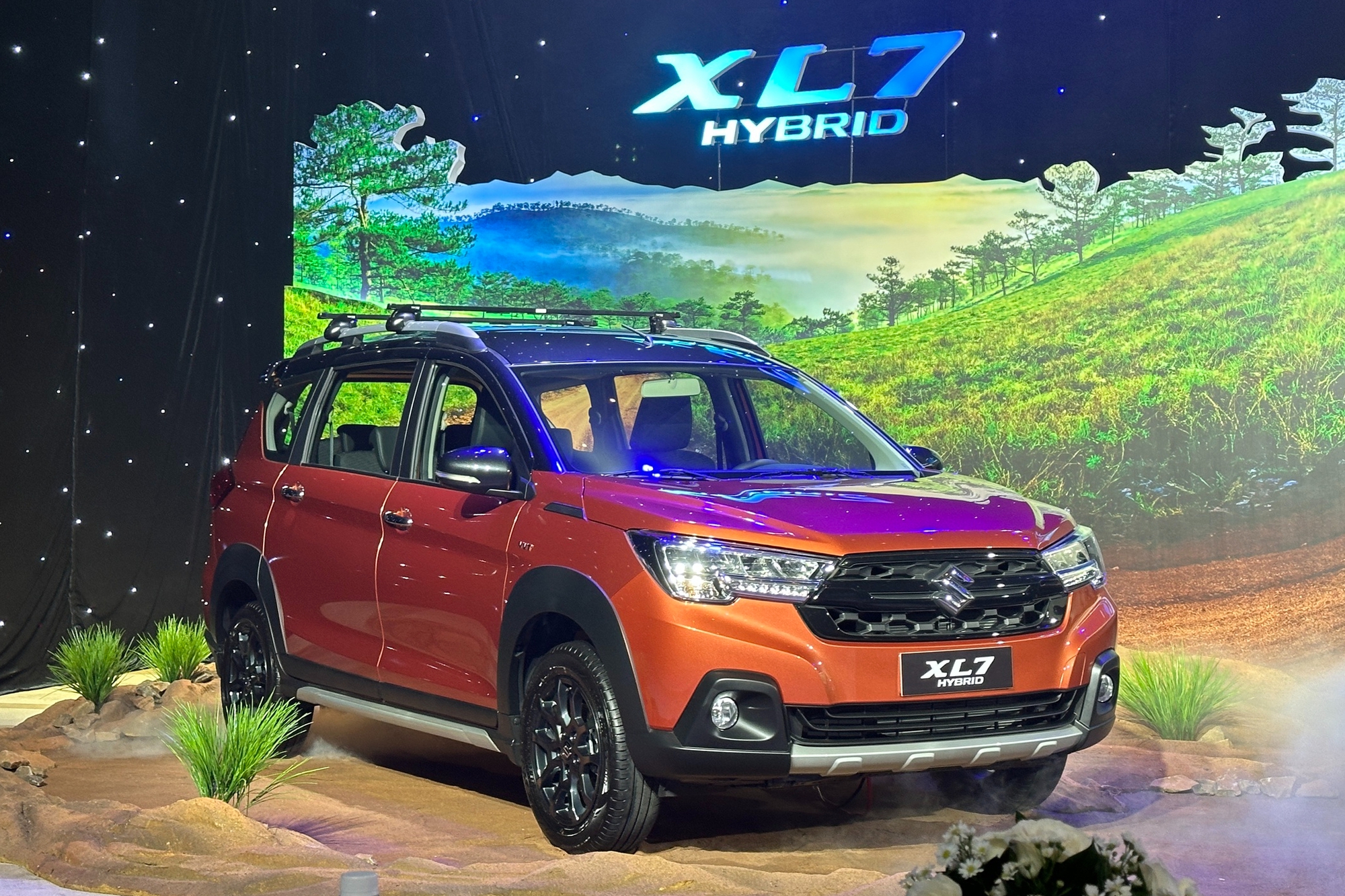 Suzuki XL7 hybrid ra mắt Việt Nam: Giá gần 600 triệu, có ga tự động, CarPlay không dây và nhiều điểm mới đấu Xpander Cross, Stargazer X- Ảnh 2.