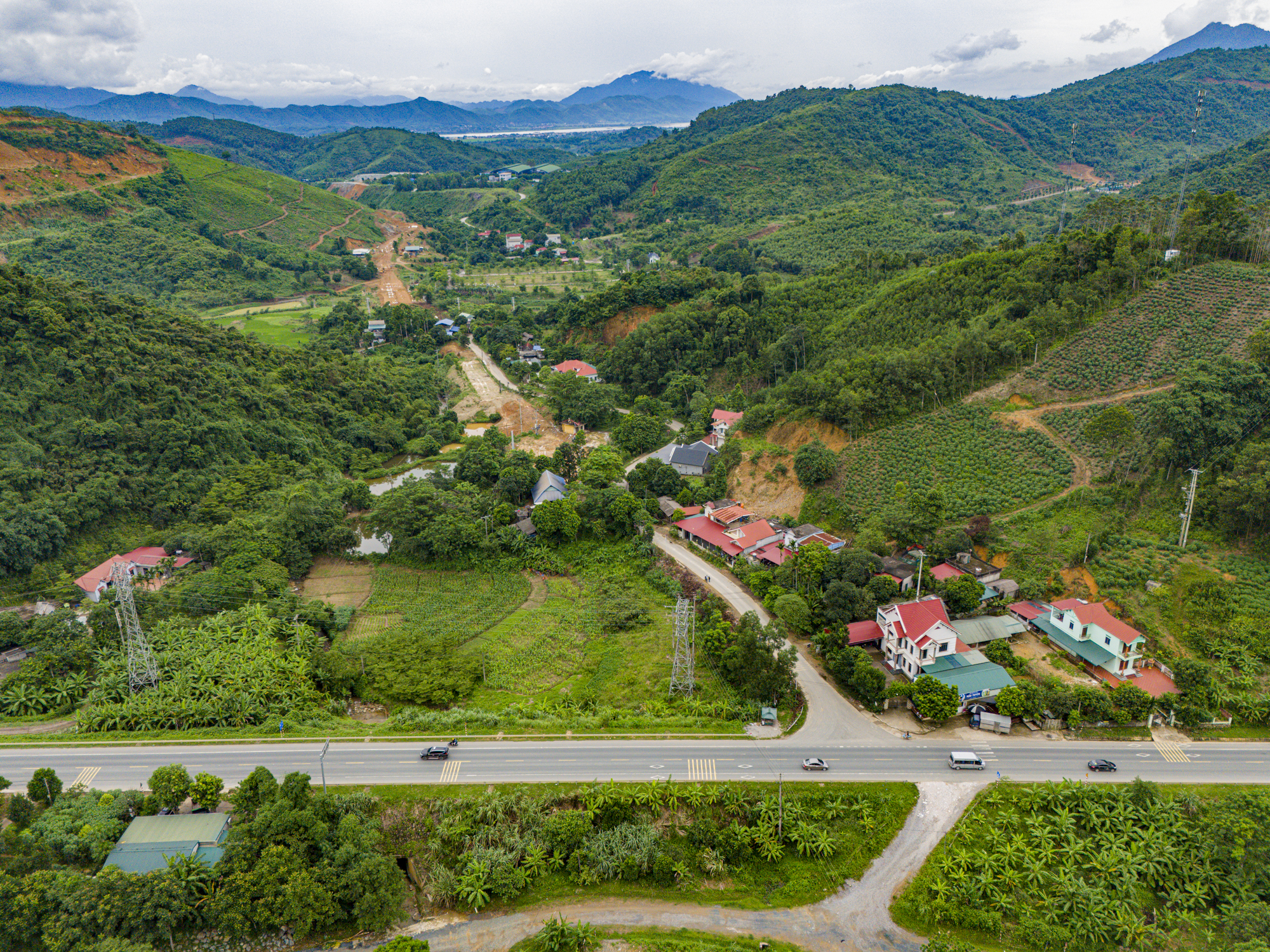 Toàn cảnh hồ nước nhân tạo lớn nhất Việt Nam dài 230 km, có nhà máy thủy điện lớn nhất Đông Nam Á thế kỷ 20- Ảnh 15.